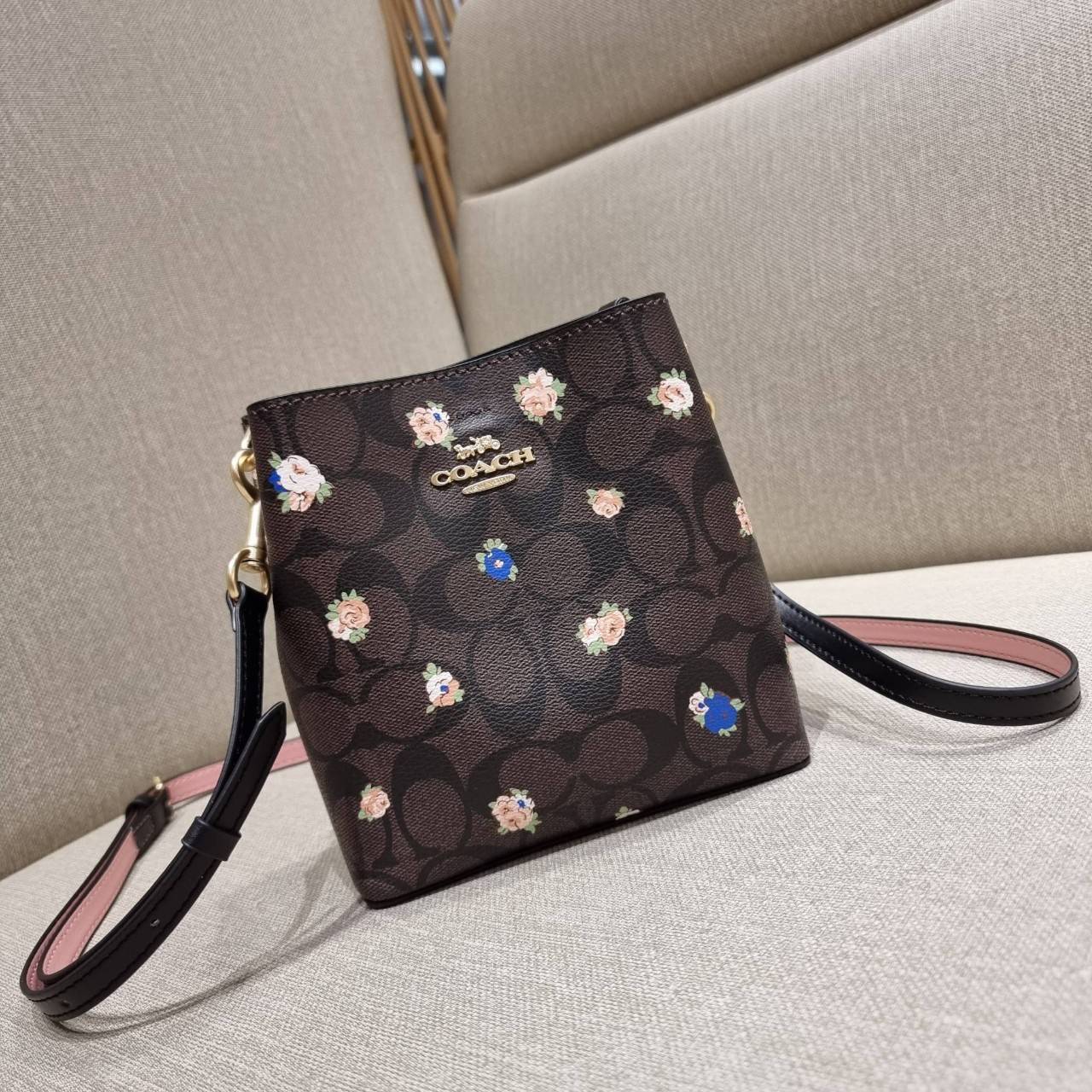 COACH MINI TOWN BUCKET BAG IN SIGNATURE CANVAS WITH VINTAGE MINI ROSE PRINT ((7270 7268 7267)) คอลเลคชั่นใหม่ล่าสุด!! น้องสาวคนสวยมาแล้วจ้า สดใสต้อนรับเทศกาลคริสต์มาส 🎅🎄 กระเป๋าบัคเก็ต ไซส์มินิ ใบจริงน่ารักม้าก!! น่าใช้แบบที่สุด วัสดุหนังแ