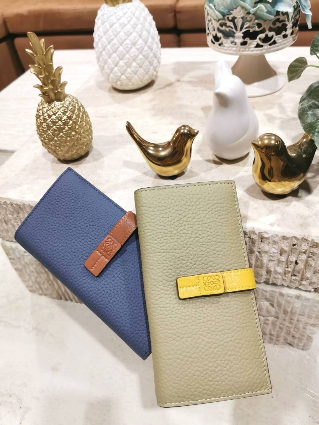LOEWE LONG WALLET BAG วัสดุหนังแท้เทคเจอร์สวยอยู่ทรงปั้มโลโก้แบรนด์ด้านหน้าเปิดปิดด้วยกระดุม ภายในมีช่องใส่ธนบัตรหลายช่อง ช่องหลักสามารถใส่มือถือได้ มีช่องซิปใส่เหรียญ ช่องใส่ธนบัตรใส่แบงก์พันได้ สวยน่าใช้ พร้อมส่งที่ไทยสุดคุ้มห้ามพลาด!