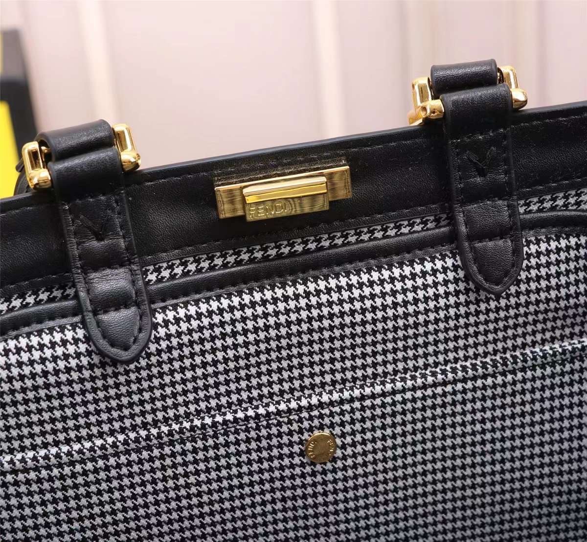 FENDI PEEKABOO X-TOTE BAG 40cm เกรดเทพออริจินอล FENDI MONOGRAM SHOPPING BAG สวยมงลงมากค่ะ กระเป๋าสะพายข้างได้ ถือได้ ใบใหญ่ลายโมโนแกรม FF สวยมากทรงนี้ใช้เป็น everyday bag ได้ จุใจใส่ของได้เยอะ ตัวกระเป๋าผลิตจากผ้าทออย่างดี อยู่ทรงสวย ภายในโล่ง สวยหรู ดูดี