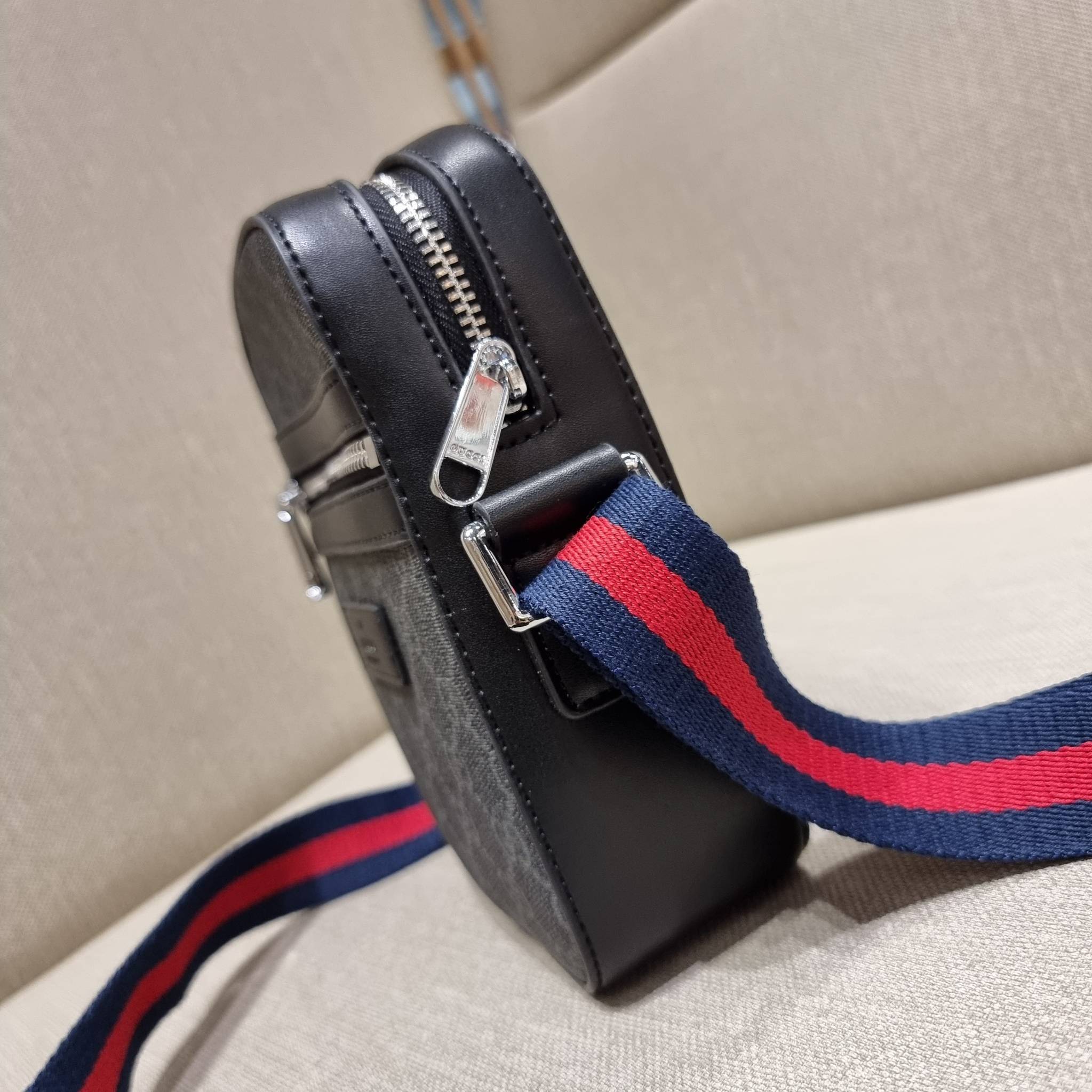 VIP 】GC VIP MINI MESSENGER CROSSBODY BAG กระเป๋าสะพายข้างพรีเมี่ยมลุคสปอร์ต เรียบแต่แอบหรู ไซส์มินิ น่าใช้!! วัสดุหนังแคนวาส ไม่ต้องห่วงเรื่องความทนทาน ✔️ ตกแต่งสายคาดหรู เท่ ดีไซน์สีตามสัญลักษณ์แบรนด์ เข้ากันมากๆ!! เปิด-ปิดด้วยซิป ด้านหน้ามีช่องซิ