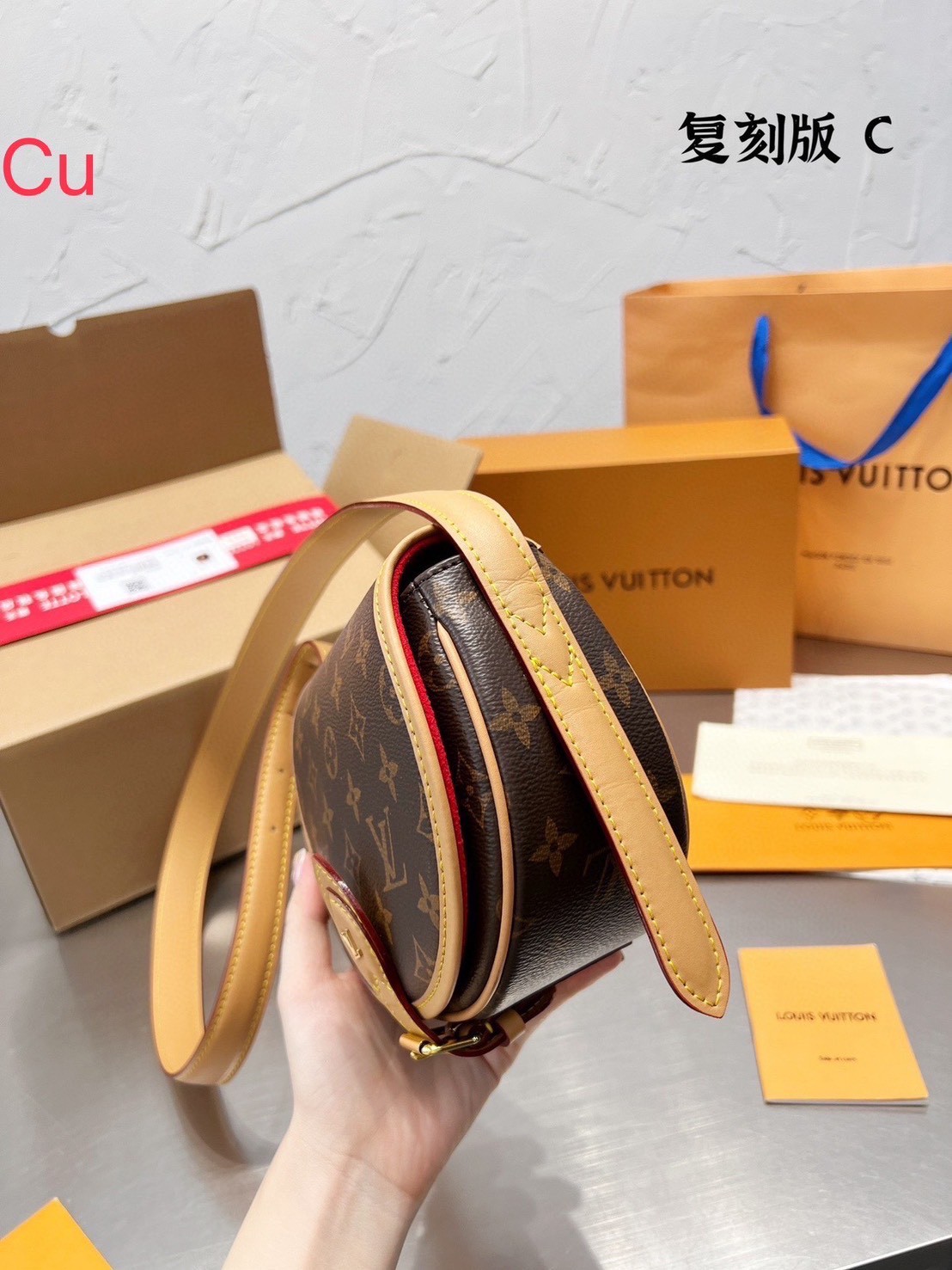 LV Tambourine Monogram Canvas Bag กระเป๋าสะพายทรงสวย ใบเล็กน่ารัก ดีไซน์คลาสสิค วัสดุหนังแคนวาส เปิด-ปิดกระเป๋าด้วยอะไหล่สายคาด สายสะพายในตัว ปรับได้