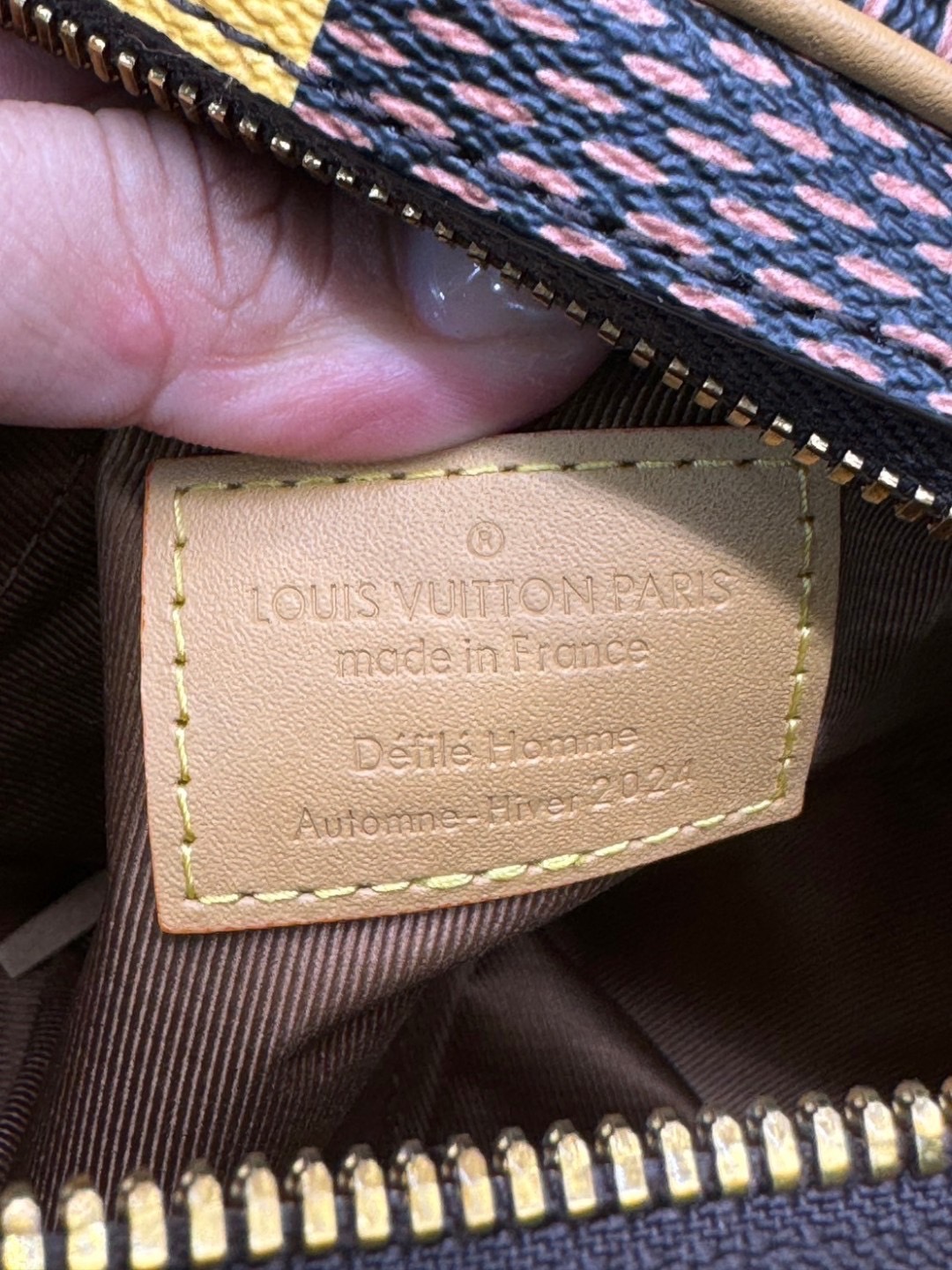 LV Chess Messenger Bag Jaune Mat / Green / Red / Blue กระเป๋าสะพายแมสเซนเจอร์ทรงเหลี่ยมรุ่นใหม่ ลายตารางหมากรุก Damier เอกลักษณ์ของความหรู โทนสีสดใสมีชีวิตชีวา ปรับลุคปัง กับการมาของความไฮคลาสรูปแบบใหม่ สุดไอโคนิค