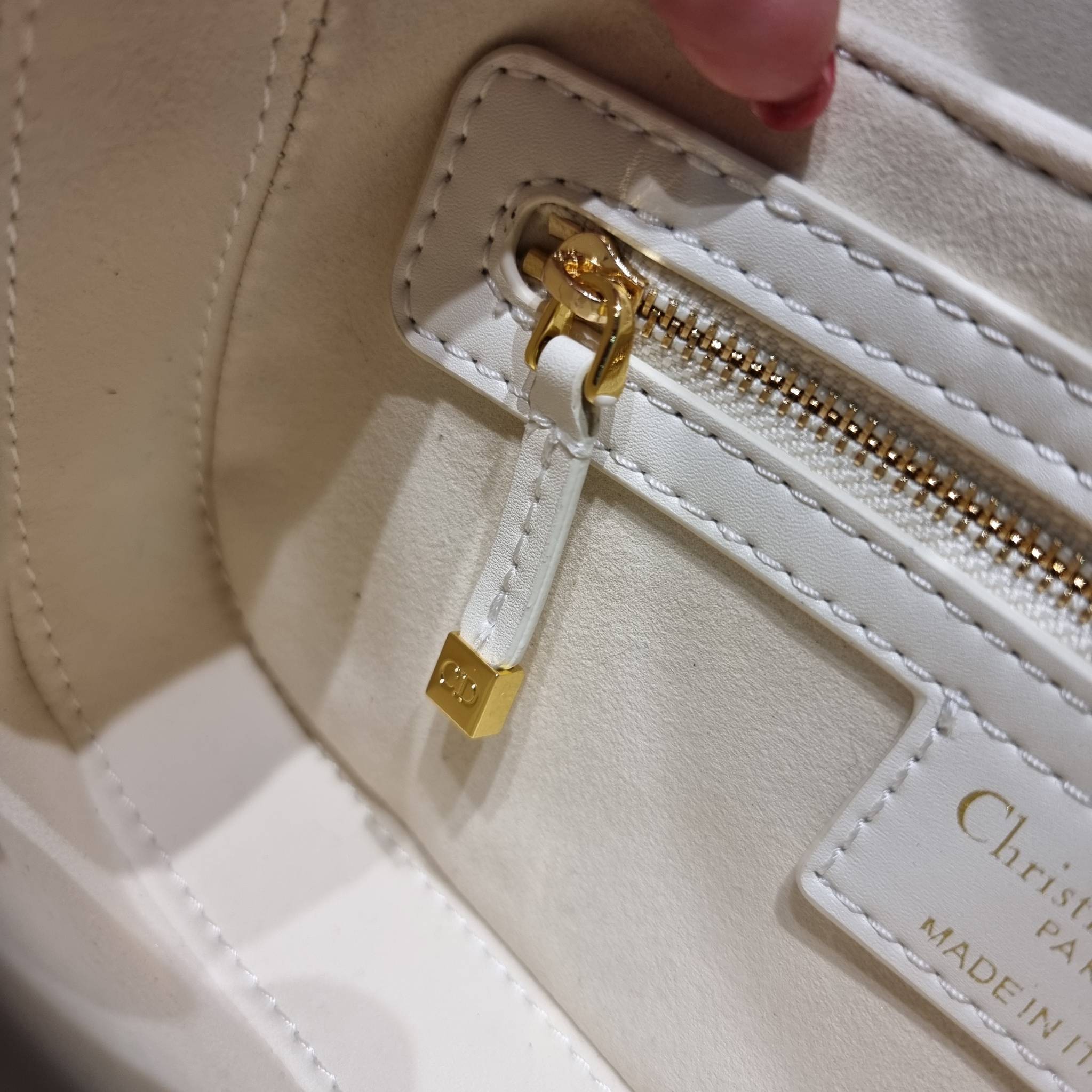 DIOR 30 MONTAIGNE AVENUE BAG สวยหรู ดีเทลแพง ต้องยกให้ไอเท็มนี้เลย กับกระเป๋าสะพายข้าง รุ่นที่ใครเห็นเป็นต้องรัก