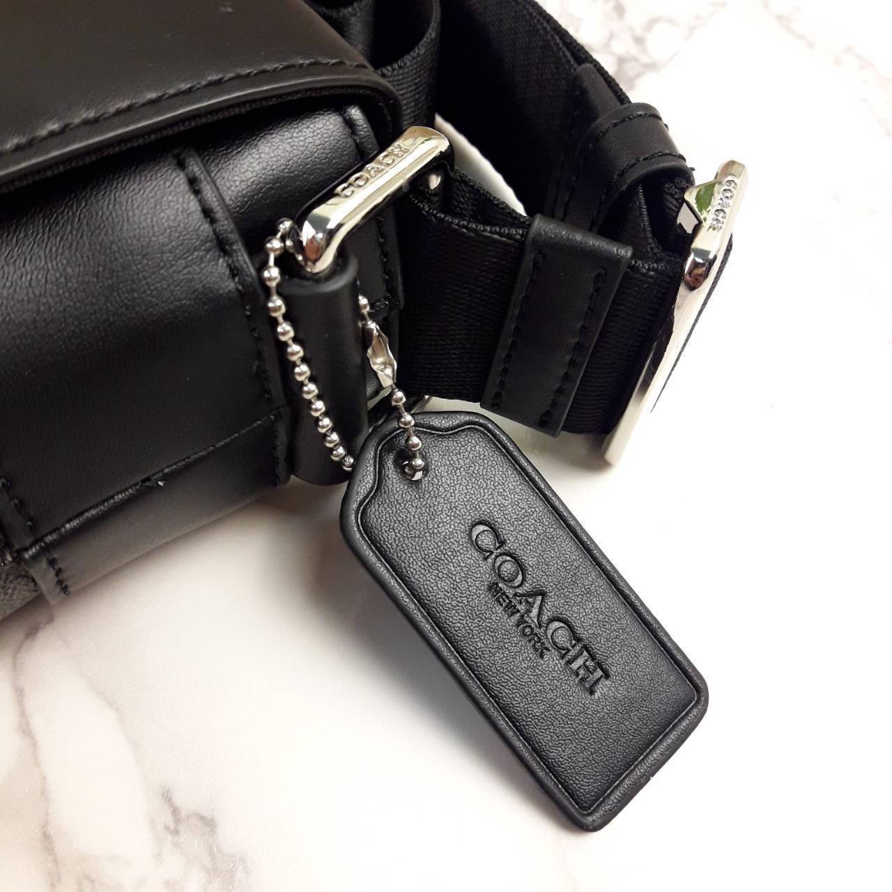 COACH CHARLES SMALL MESSENGER IN SIGNATURE (F54771)🌲ทั้งหล่อ ทั้งเท่มากๆขนาดนี้ ไม่ควรพลาด !! //สะพายข้างใบใหญ่ Unisex ใช้ได้ทั้งชายและหญิง // วัสดุแคนวาส ผสมหนังแท้อย่างดี อยู่ทรงสวย คุณภาพสุดๆ ฝาเปิดกระเป๋า ล็อคด้วยตัวล็อคแม่เหล็ก แน่นหนามากๆ ช่