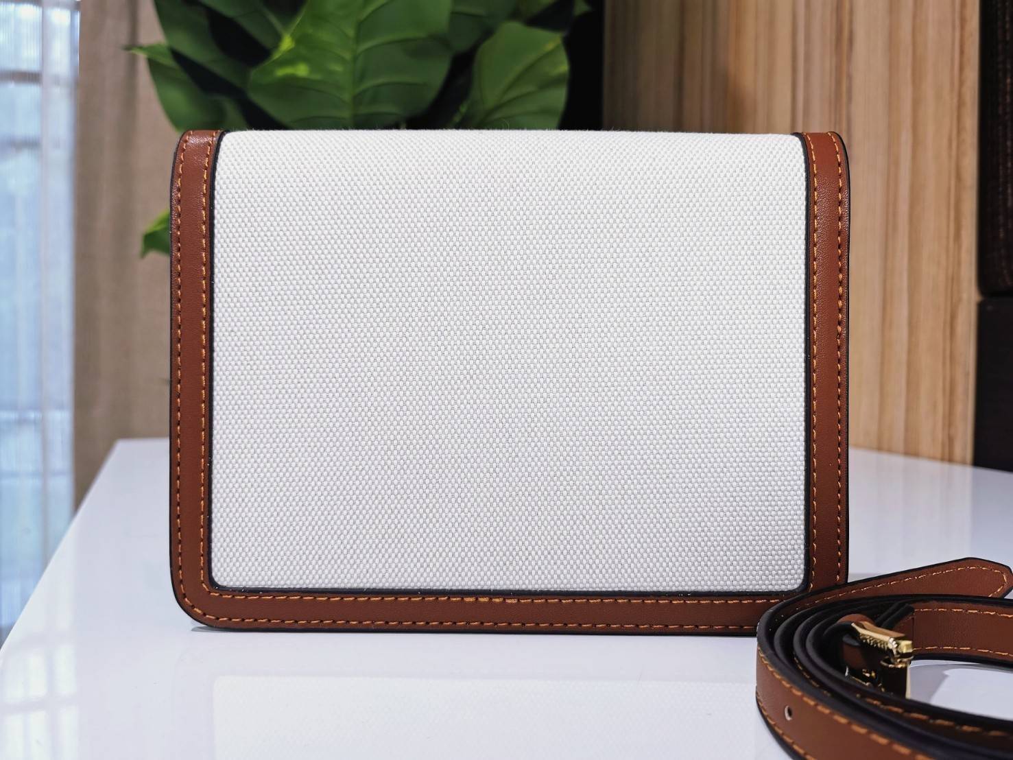 BURBERRY FRAGRANCES CROSSBODY BAG VIP GIFT WITH PURCHASE (GWP) พรีเมี่ยมกิ๊ฟ Limited Edition จากน้ำหอม BURBERRY วัสดุ Canvas & Leather ทรงเหลี่ยมสวยหรูอยู่ทรงมีโลโก้แบรนด์ด้านหน้า เปิดปิดด้วยฝาปิดมีสัญลักษณ์รูปตัวB ภายในมีช่องแบ่งเป็นสัดส่วนสามารถใส่มือถื