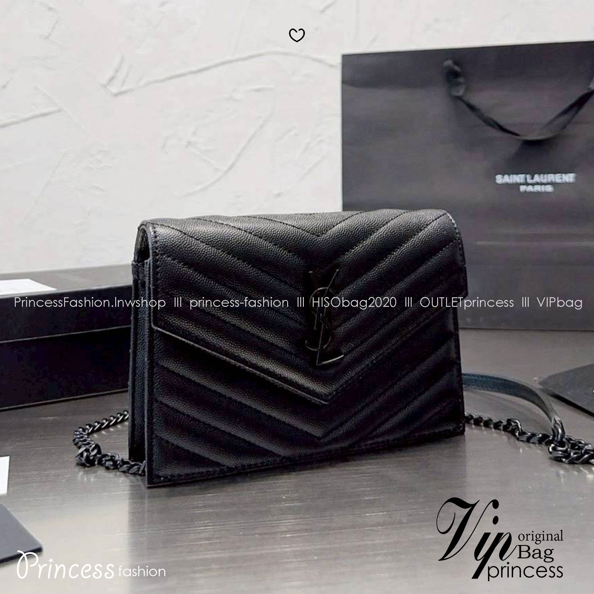 YSL Envelope Woc Bag กระเป๋าสะพายรุ่นในตำนาน ดีไซน์เรียบหรู โดดเด่นด้วยโลโก้ด้านหน้า เพิ่มดีเทลความผู้ดี