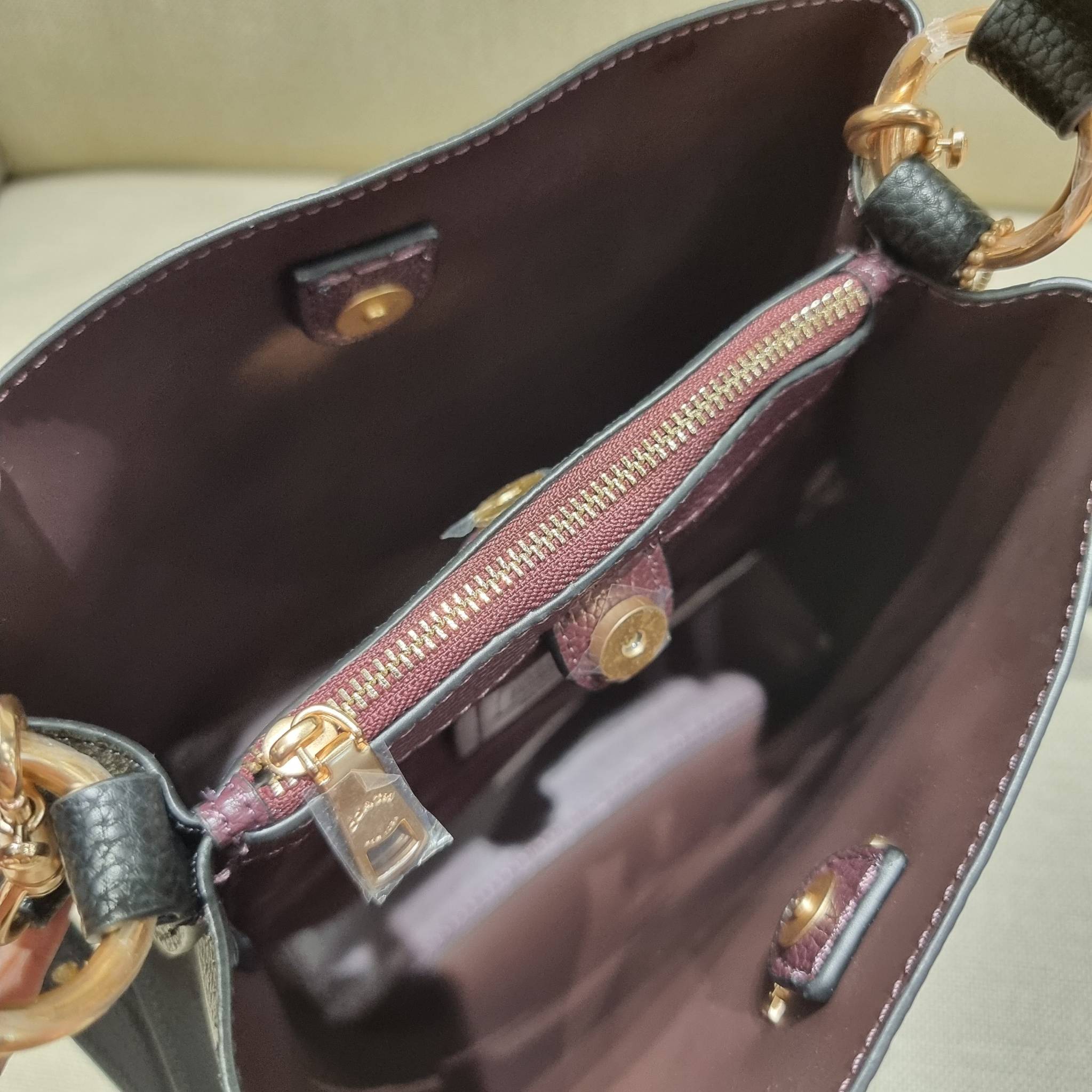 COACH 1011 SMALL TOWN BUCKET BAG รุ่นยอดนิยมใบเล็ก กระเป๋าทรงบัคเก็ต สีคลาสสิคเรียบหรู ตัดกับโลโก้สีทองดูโดดเด่น วัสดุหนัง pepble สวยคมทุกมุมจริงๆ!! เปิด-ปิดด้วยกระดุมแม่เหล็กทั้ง 2 ฝั่ง ภายในเป็นช่องโล่ง มาพร้อมสายสะพายปรับได้ตามตัว ขนาดใบนี้กำลังสวย สะพ