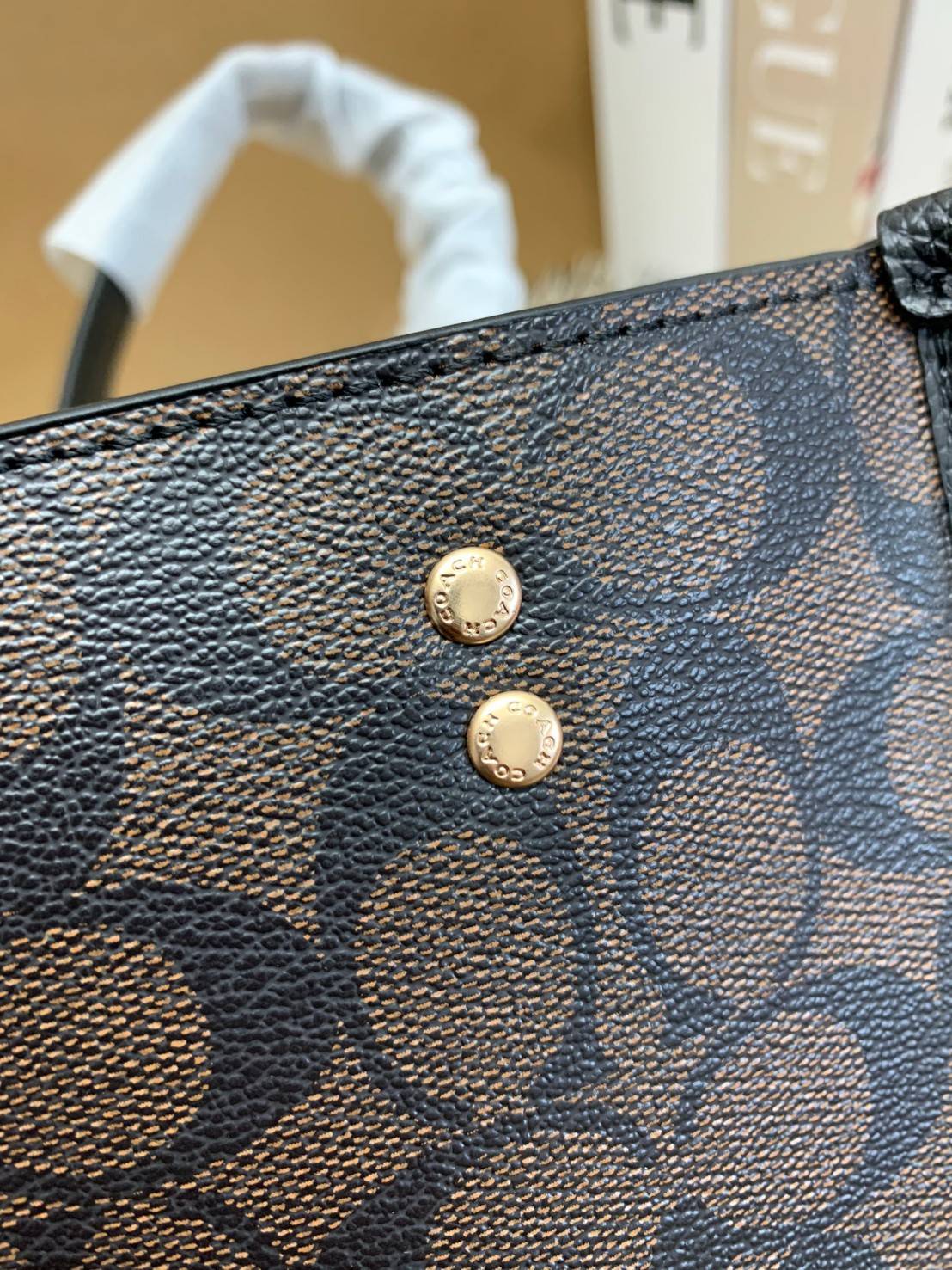 น่าใช้มากๆ สวยเกินราคาไปเลยจร้าา😘 COACH FIELD TOTE 22 SMALL BAG ((C5122)) พร้อมส่งความสวยที่ไทยค่ะ! กระเป๋าหิ้วหรือสะพายข้างได้ หนังแท้นิ่ม ใบจริงสวยมากๆเลยค่ะ ปากกระเป๋าแบบกระดุมแม่เหล็ก ภายในกว้างใส่ของจำเป็นของสาวๆได้เยอะเลย มีช่องซิปและช่องเล็