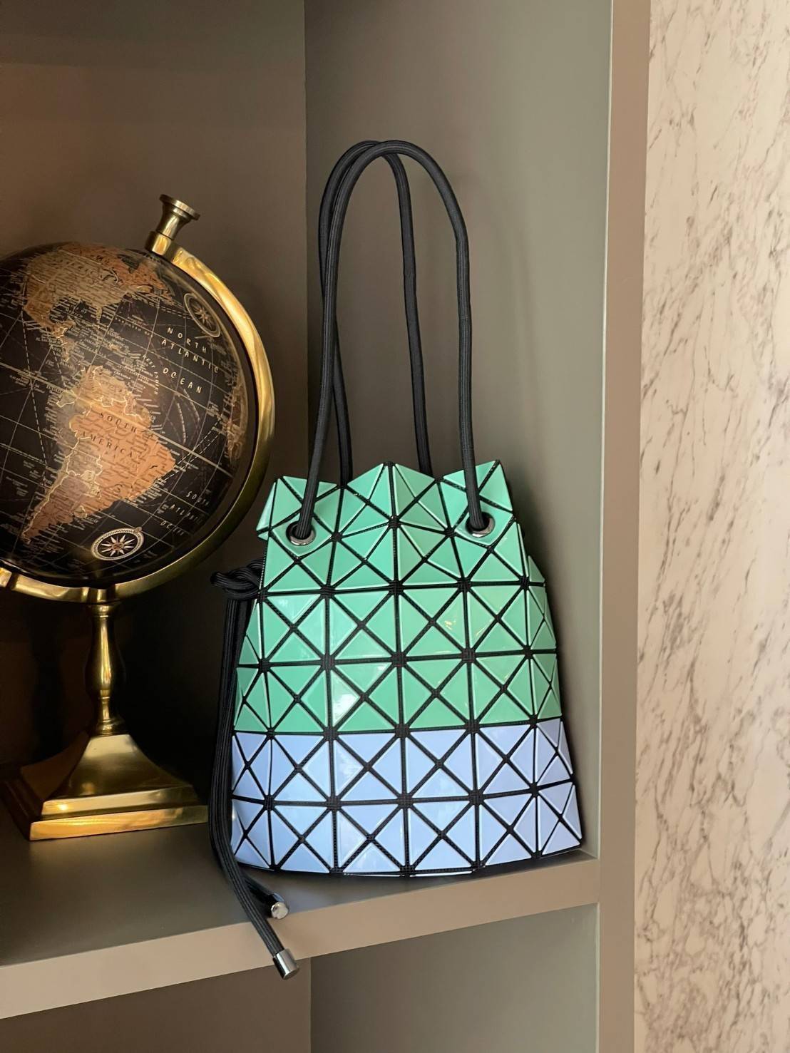 Baobao Issey Miyake Wring Small Bag กระเป๋าสะพายครอสบอดี้พร้อมสายรูดเปิดปิด สามารถปรับความยาวของสายได้ตามสไตล์ความชื่นชอบ ด้วยดีไซน์ทรงน่ารัก เหมาะสำหรับให้สาวๆหยิบใช้ในวันสบายๆ แต่เต็มเปี่ยมไปด้วยความคล่องแคล่ว ไฮไลต์ของซีซั่นนี้คือกระเป๋าที่มาพร้อมกับเช