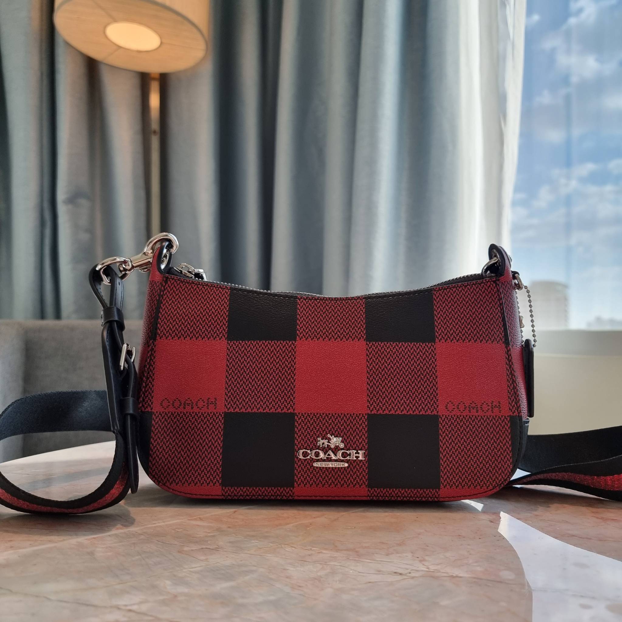 OUTLET 】COACH C6818 JES BAGUETTE WITH BUFFALO PLAID PRINT คอลเลคชั่นใหม่ล่าสุด พร้อมเสิร์ฟความสวยถึงบ้านเช่นเคย!! กระเป๋าสะพายทรงบาแกตต์ ดีไซน์ย้อนยุค ที่แอบแฝงความเรียบหรูดูแพงอยู่ในตัว โดดเด่นด้วยสายสะพายเส้นใหญ่ โทนสีคอนทราส ทำให้ไอเท็มนี้ดูมีลูกเล่นมา