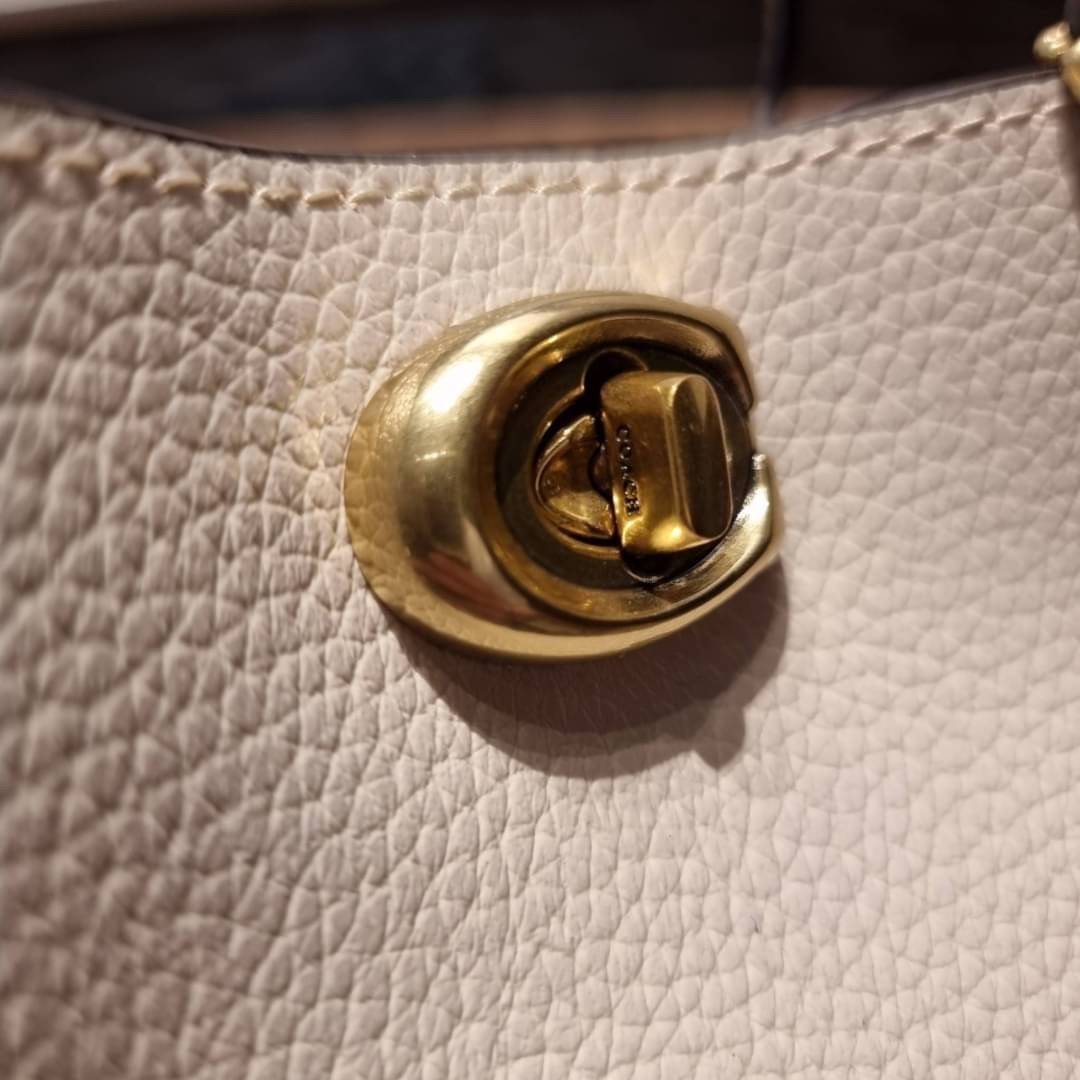 COACH C8561 C8869 WILLOW TOTE 24 IN COLOR BLOCK น้องสาวลุคลูกคุณมาแล้วจ้า กระเป๋าถือ/สะพาย ดีไซน์คัลเลอร์บล็อค ลงตัว เรียบหรู ใบจริงคือผู้ดี๊ผู้ดี ใช่ได้ทุกๆโอกาส วัสดุหนัง pepble อยู่ทรง เปิดปิดด้วยตัวบิดล็อค และอีกฝั่งเป็นกระดุมแม่เหล็ก ภายในโล่งกว้าง ใ