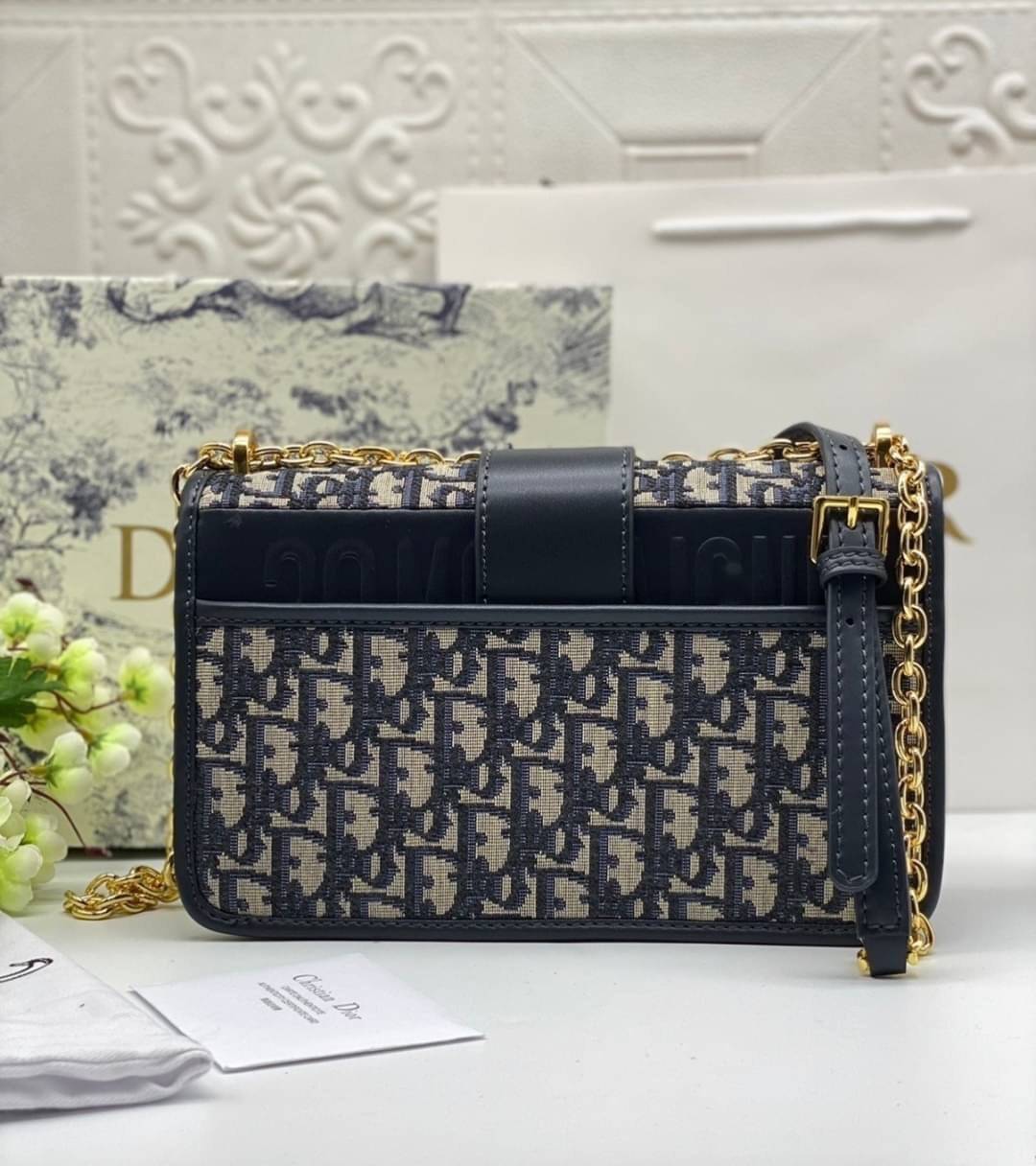 หนังแท้ CHRISTIAN DIOR 30 MONTAIGNE BAG Oblique Jacquard เอกลักษณ์ของความหรู น้ำหนักเบา ไอเท็มหายาก!! Best seller!! ยกให้น้องเลย!! ดีไซน์เรียบหรูในความเป็นเอกลักษณ์ ใช้งานง่าย สะดวก ได้ทุกโอกาส แนะนำเป็น everyday bag ติดตัวไว้เลยจ้าสาวๆ พร้อมส่งที่ไทย ภาพ