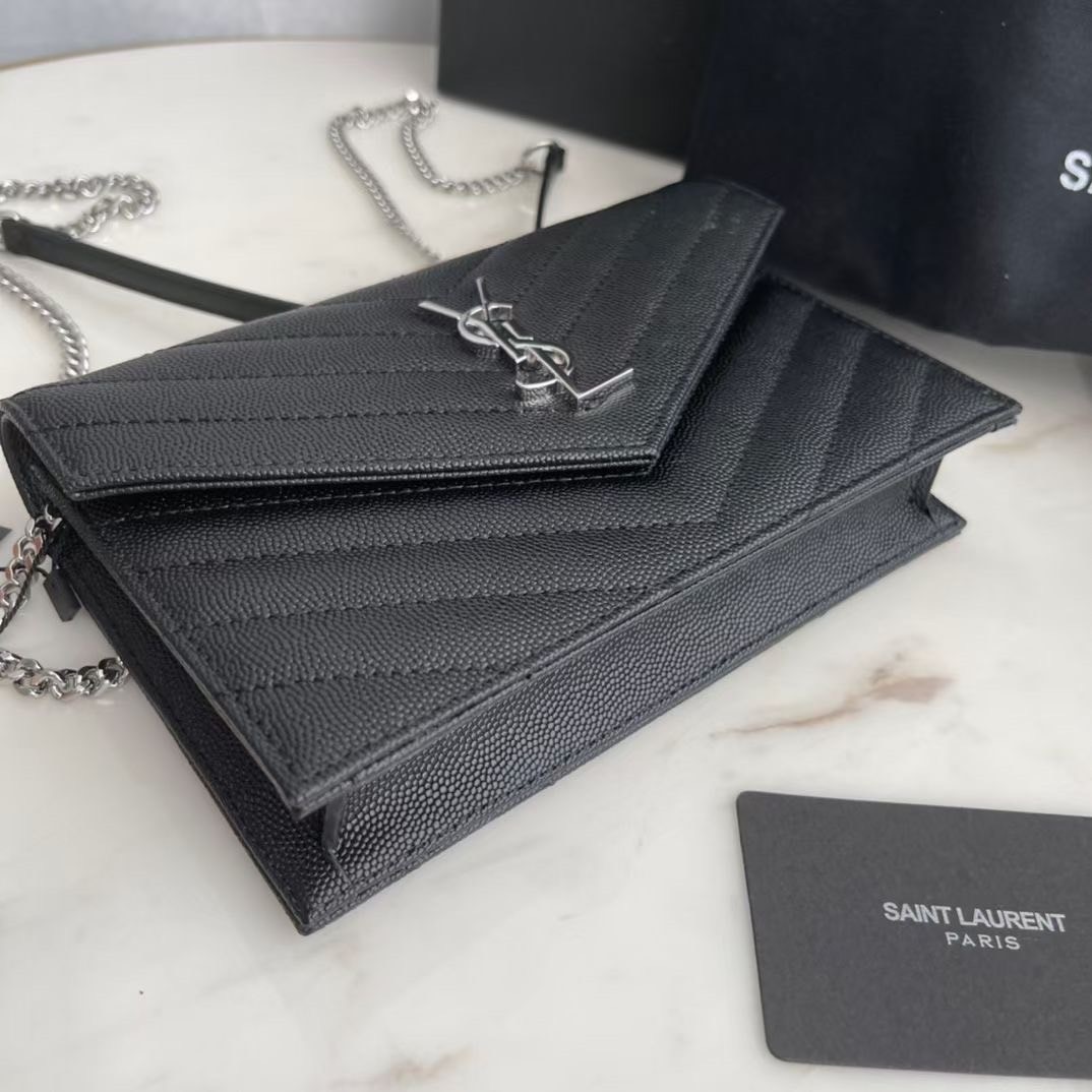 VIP 】หนังแท้ YSL Saint Laurent Envelope WOC 7.5” กระเป๋าเงิน wallet on chain ที่มาพร้อมสายสะพายแบบโซ่ ขนาด 7.5” หนังวัวติดโลโก้ YSL มีทั้งอะไหล่เงิน ทอง และดำ ด้านในมีช่องซิป และช่องใส่การ์ด 6 ช่อง เรียบหรู คลาสสิคมากๆ เลยค่ะ
