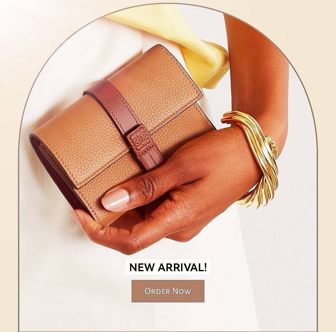 LOEWE SHORT WALLET VIP กระเป๋าสตางค์โลเอเว่ วัสดุหนังแท้เทคเจอร์สวยอยู่ทรงปั้มโลโก้แบรนด์ด้านหน้าเปิดปิดด้วยกระดุม ภายในมีทั้งช่องใส่รูป ช่องใส่ธนบัตร ใส่แบงก์พัน ช่องใส่บัตรหลายช่อง มีช่องซิปใส่เหรียญ พกพาสะดวกไอเท็มแนะนำสวยน่าใช้ พร้อมส่งที่ไทยสุดคุ้มห้