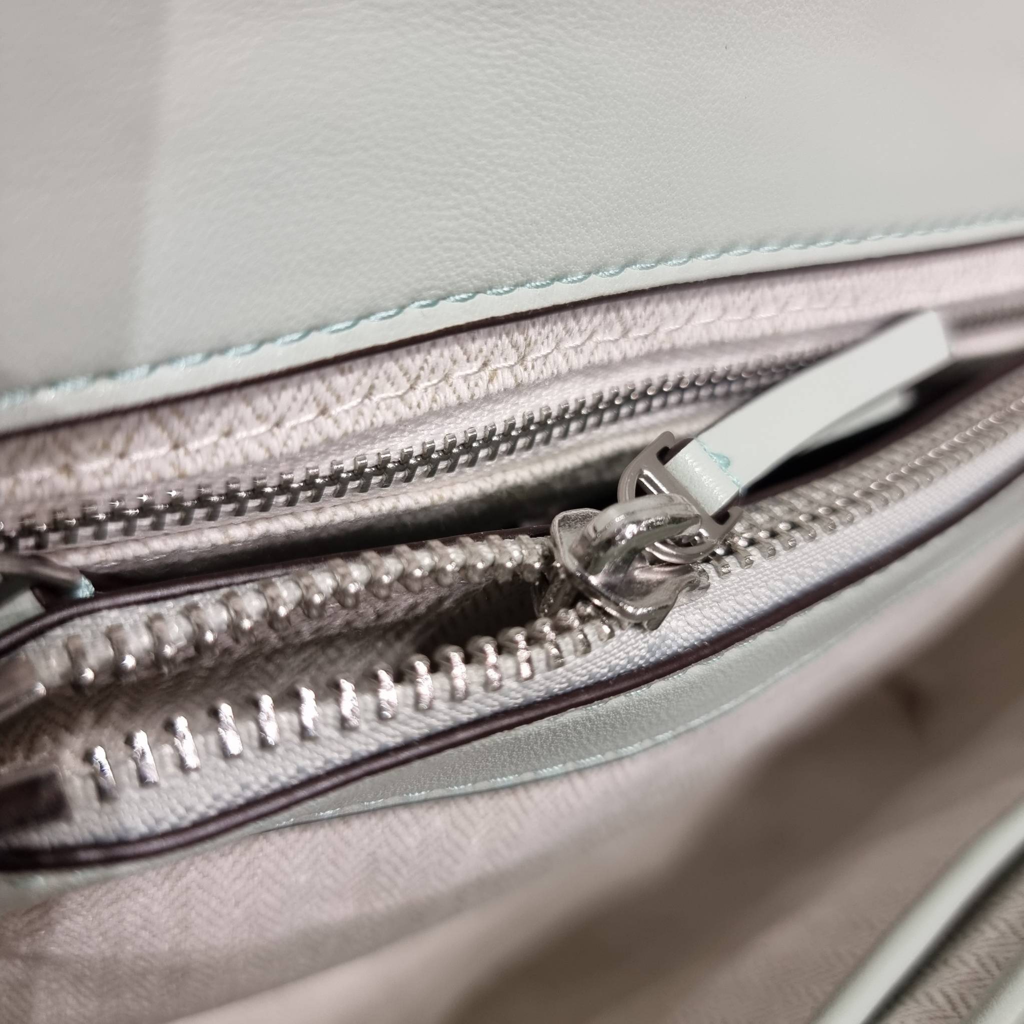 TORY BURCH KIRA CHEVRON CONVERTIBLE SHOULDER BAG กระเป๋าสะพายรุ่นยอดฮิต ไซส์ใหญ่จัดเต็มให้เน้นๆ ใช้ยังไงก็ดูหรู ดีไซน์เฉพาะตัว วัสดุหนังแกะ สัมผัสนิ่ม เปิด-ปิดด้วยกระดุมแม่เหล็ก ภายในเป็นช่องโล่ง แบ่งสัดส่วนไว้ดีมากๆ ใส่กระเป๋าสตางค์ มือถือ เครื่องสำอางค์