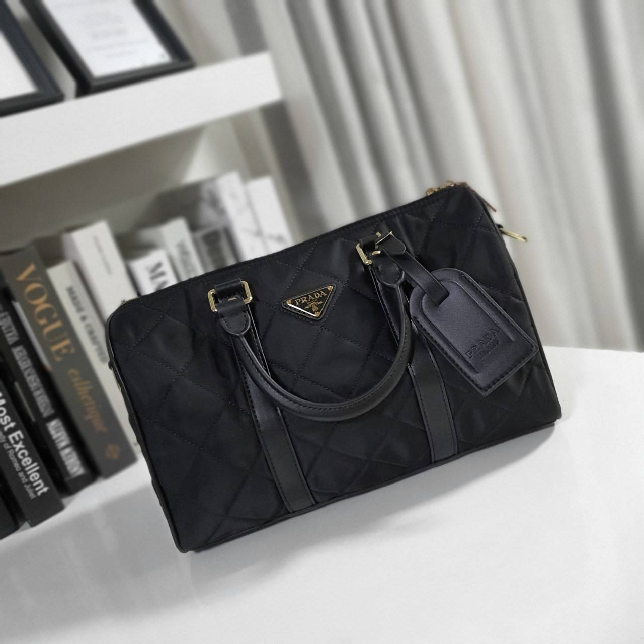 PRADA TRAVEL BAG **ทรงหมอนในตำนาน จะใช้อีกกี่ปีทรงนี้ก็ยังฮิตตลอดคะ กับงานพรีเมียมกิ้ฟท์ แบรนด์ PRADA ทรงหมอนลายตาราง อยู่ทรงสวยๆ จุของได้เยอะคะ Ipad เครื่องสำอางค์ ขวดน้ำ เหมาะสำหรับสาวๆ มากคะ ขนาดกำลังดีไม่ใหญ่เกินไป ถือสวยๆออกงานได้สบายคะ ตัวกระเป๋าอะไ