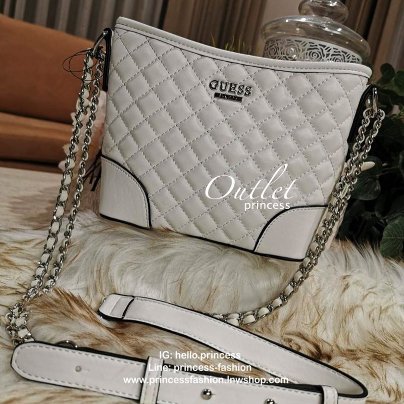 Guess Woman Factory Crossbody Bag กระเป๋าสะพายรุ่นใหม่ดีไซน์สวยหรูคลาสสิคจาก GUESS FACTORY วัสดุหนังเเกะสังเคราะห์เนื้อหนานิ่มลายตาราง เปิดปิดด้วยซิปสะดวกใช้ ด้านหน้ามีโลโก้ ภายในมีโลโก้ช่องใส่ของ และช่องซิป ใส่กระเป๋าสตางค์ใบยาว ของใช้ได้จุ มาพร้อมสายสะพ