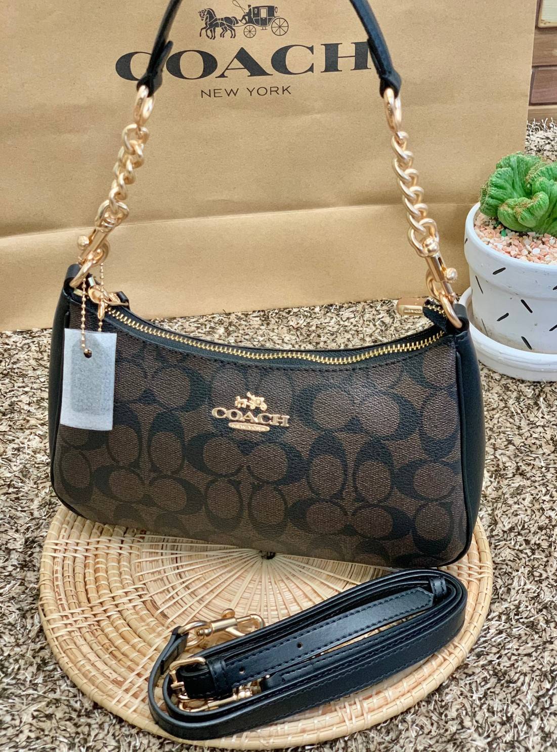 พร้อมส่งครบสี สวยทุกสีเลยค่า😘 ((CA173//CA209//CA548)) COACH TERI SHOULDER BAG 🔹กระเป๋าทรงพอช ในรูปแบบหนังแท้ หนังนิ่มสวยมากค่ะ