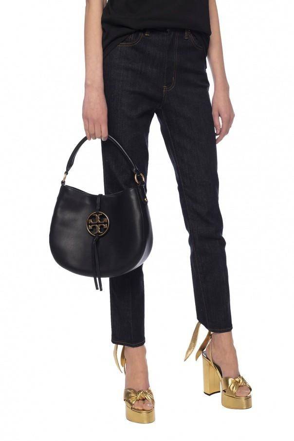 Tory burch miller metal-logo mini hobo bag มีกลิ่นอายสุดคลาสสิก ได้รับแรงบันดาลใจมาจากการขี่ม้า จึงได้ดีไซน์กระเป๋าออกมาในรูปแบบอานหลังม้าสุดเก๋ที่สามารถนำไปมิกซ์แอนด์แมทช์กับสไตล์การแต่งตัวได้หลายชนิด ไม่ว่าจะเป็นกับเดรสทรงยาวหรือกางเกงยีนแสนเท่ตัวโปรดขอ