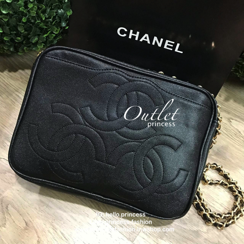 Chanel Shoulder Bag With Chain VIP Gift With Purchase (GWP) รุ่น Limited พรีเมี่ยมกิ้ฟ Chanel Perfume Counter ทรงเหลี่ยมขนาดกำลังดีวัสดุหนังคาเวียร์สวยหรูอยู่ทรง เปิดปิดด้วยซิปหัวซิปแบรนด์ ด้านหน้าปั้มโลโก้แบรนด์ ภายในมีโลโก้และช่องซิป ใส่กระเป๋าสตางค์ใบย