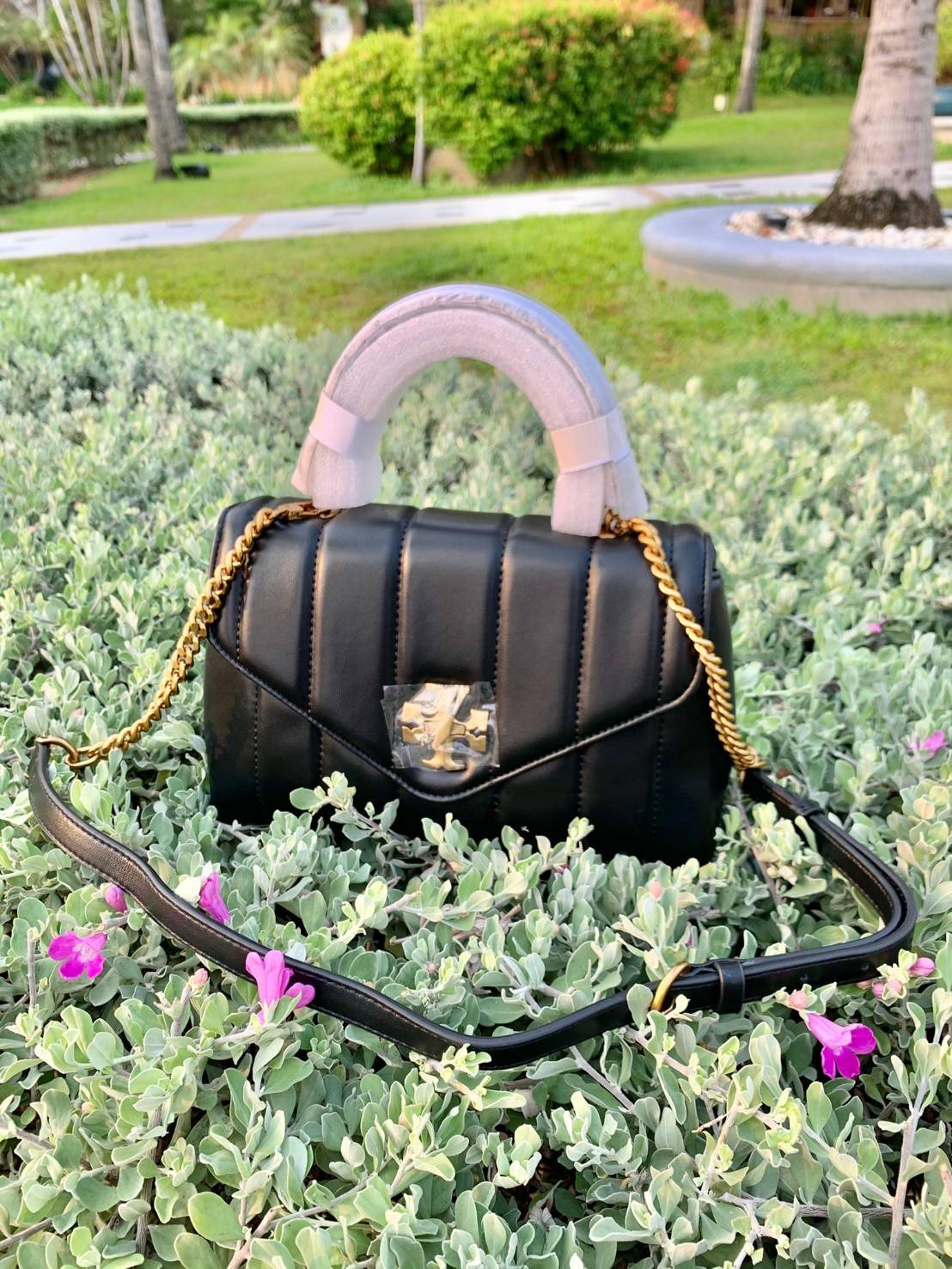 TORY BURCH KIRA QUILTED SMALL BAG พร้อมส่งที่ไทย ไม่ผิดหวังแน่นอนค่ะ! กระเป๋าหิ้วหรือสะพายข้างได้ วัสดุหนังแกะแท้ทั้งใบ ((หนังแกะจะมีคุณภาพดีเงานิ่มและแพงกว่าหนังวัวจ้า)) หนังนิ่มสวยงามมากๆค่ะ เปิดปิดกระเป๋าแบบหมุนล็อคแบบโลโก้แบรนด์ ใช้อะไหล่คลาสสิคดูหรูเ