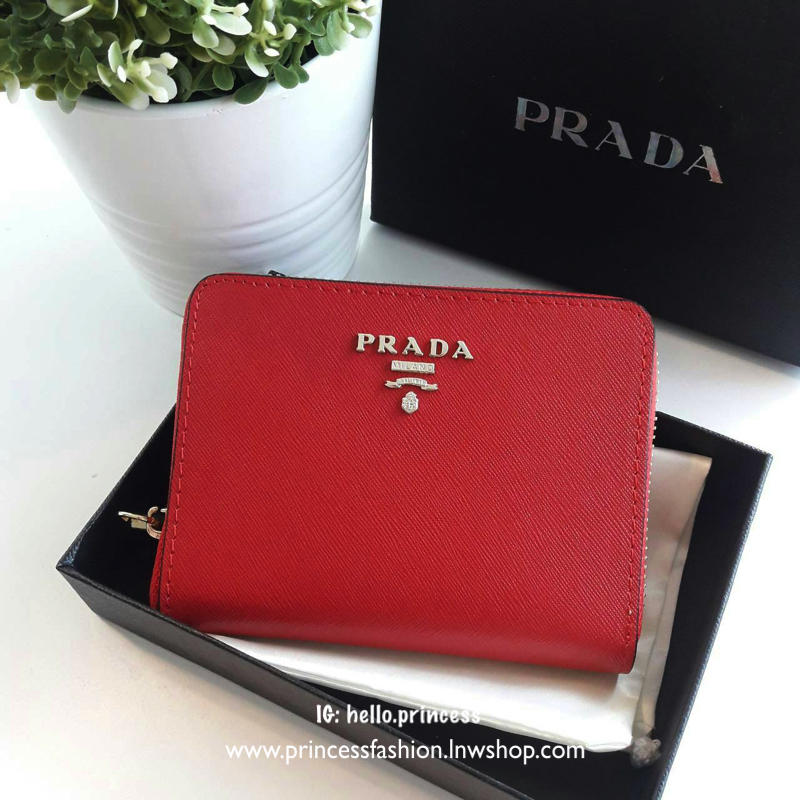 New Item! สำหรับสาวๆที่ชอบถือ *กระเป๋าสตางค์ใบเล็ก ขอแนะนำ Prada Short Saffiano wallet กระเป๋าสตางค์สั้น ขนาดกะทัดรัด เปิดปิดด้วยซิป อะไหล่ทอง ปั้มแบรนด์ ทั้งใบ *จุดเด่น มีช่องใส่รูปถ่าย ใส่บัตรได้หลายช่อง ด้านในมีช่องซิปแยกอีก1ช่องค้า อีกหนึ่งไอเท็มที่ *