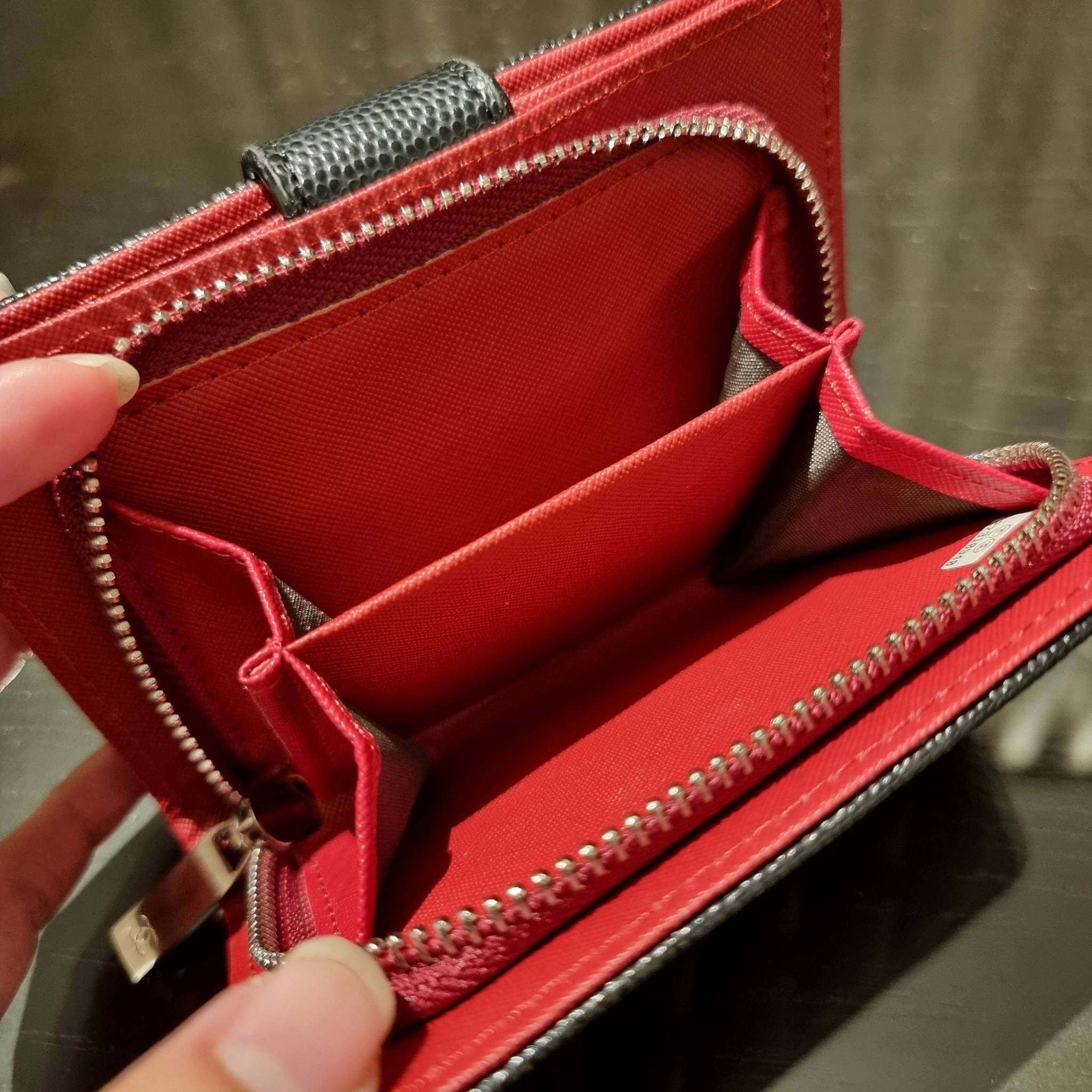 VIP 】หรูสุด ไม่ต้องพูดเยอะ!! HOT ITEM!! กระเป๋าสตางค์ใบกลางขนาดเหมาะมือ ดีไซน์ลุคผู้ดี สวยคลาสสิคจาก Chanel premium for gift วัสดุหนังลายคาร์เวีย ใช้งานง่าย เปิด-ปิดด้วยกระดุมแม่เหล็ก และซิปรูดช่องสำหรับใส่เหรียญ สะดวกมากๆ ภายในกระเป๋ามีช่องใส่บัตร ใส่ธนบ