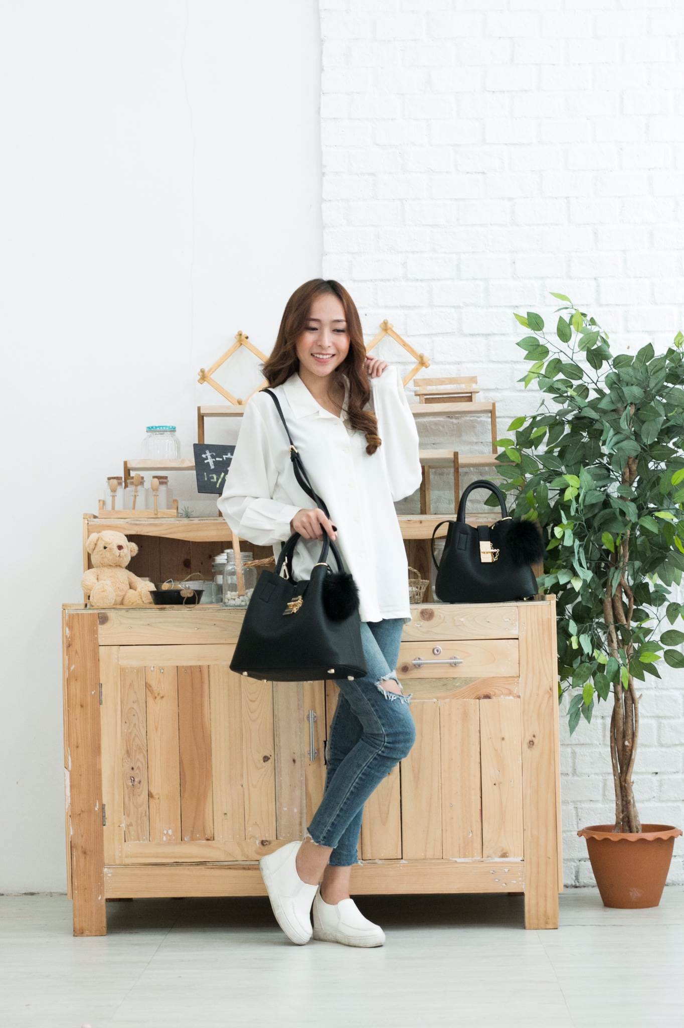 New arrival • KEEP LALA BAG • พร้อมส่ง 2 ขนาด ตามการใช้งาน 👑สวย หรู เวอร์วัง อีกแล้วค่า กับกระเป๋า 2 in 1 ปรับเก็บทรง ได้ถึง 2 แบบ มาพร้อมพวงกุญแจ ปอมปอม ฟรุ้งฟริ้ง น่ารักมาก คะ ตัวกระเป๋าเป็นหนังเนื้อดีที่สุด เนื้อนิ่ม ลายหนังสวย มีกระเป๋าใบเล็กด