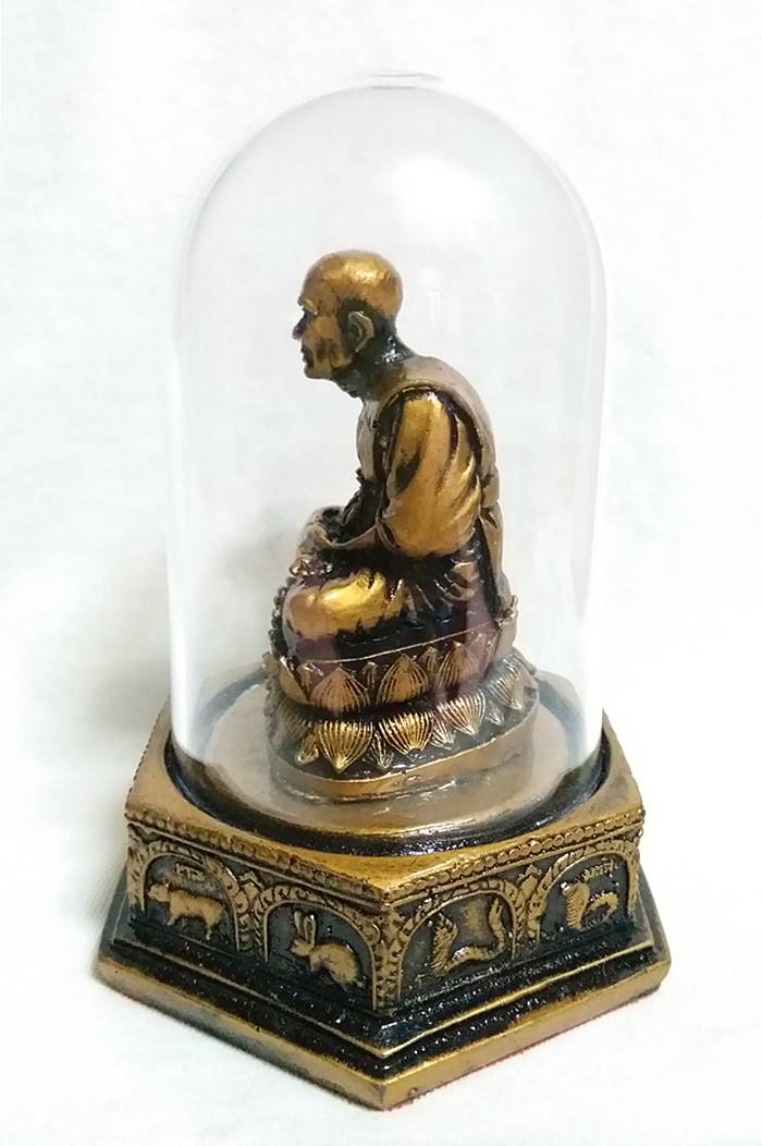 สินค้าหมดค่ะ หลวงปู่ทวดองค์สีทองครอบแก้วใสฐาน12ราศีแบบตั้งโต๊ะพร้อมใบคาถาค่ะ