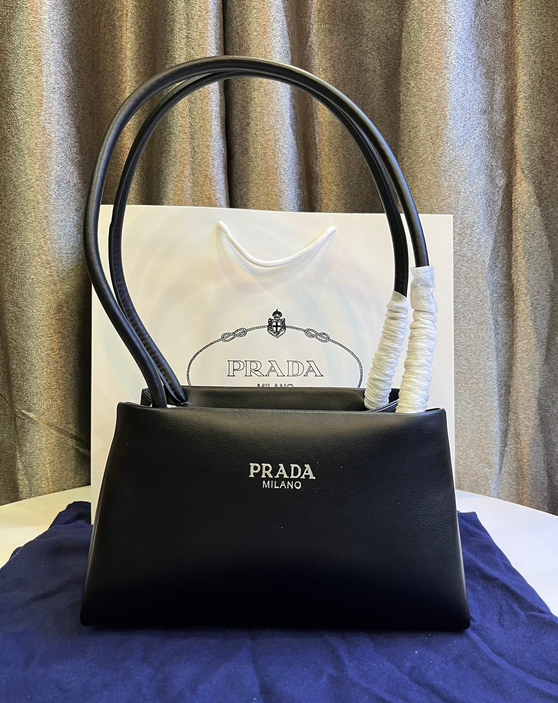 Prada Leather mini-bag / Prada small logo-embossed shoulder bag / PRADA LEATHER HANDBAG พร้อมส่งที่ไทย กระเป๋าถือหูจับในตัวรูปทรงคลาสสิค หนังเรียบสวยหรู ผิวสัมผัสดีงาม **สินค้าเกรดออริจินอล 1:1 สลับแท้