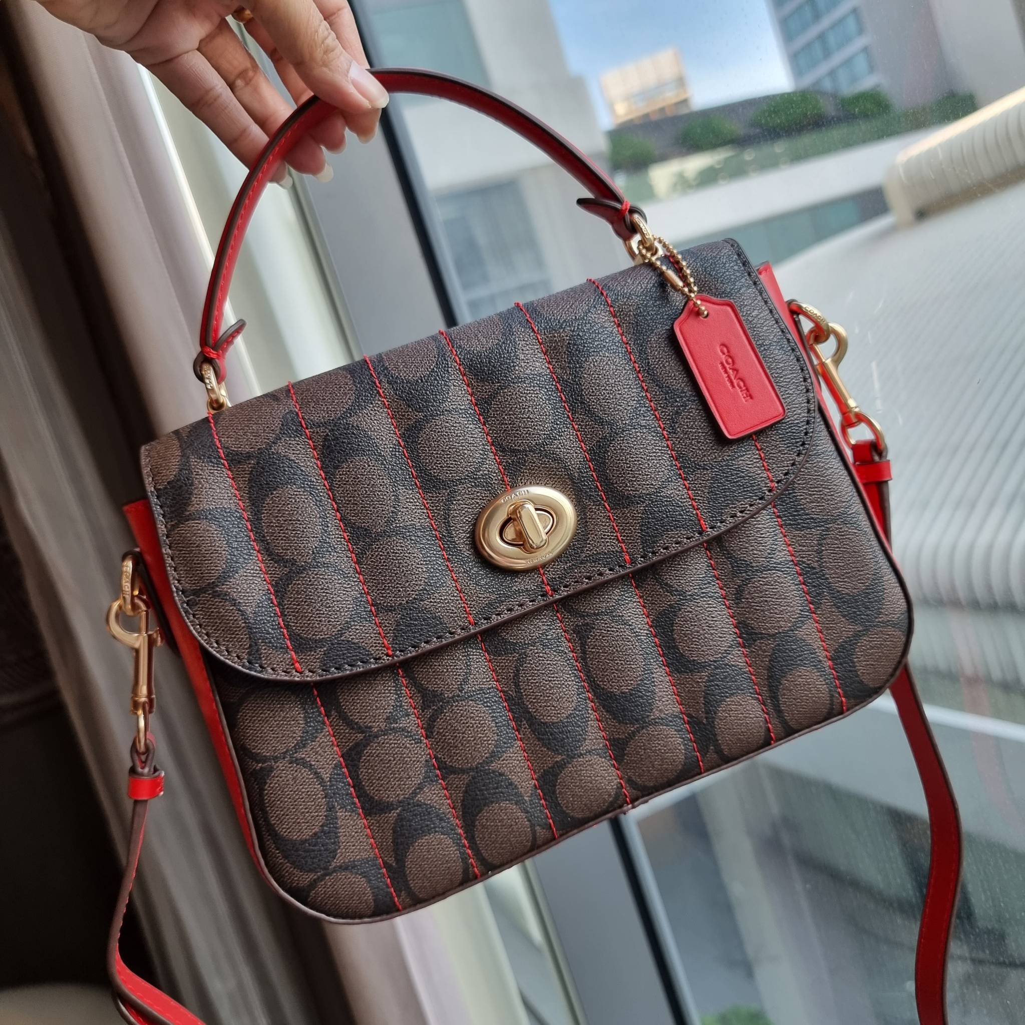 OUTLET 】COACH C5645 MARLIE TOP HANDLE SATCHEL IN SIGNATURE CANVAS WITH QUILTING ดีไซน์ใหม่ กระเป๋าถือ/สะพายข้าง ออกแบบมาไม่เหมือนใคร โดดเด่นด้วยการเย็บบุหนัง โชว์ดีเทลลายเส้น ตกแต่งโลโก้ด้านข้างอะไหล่ทอง วัสดุหนังแคนวาสสลับหนังแท้ เปิด-ปิดด้วยตัวล็อคแน่นห