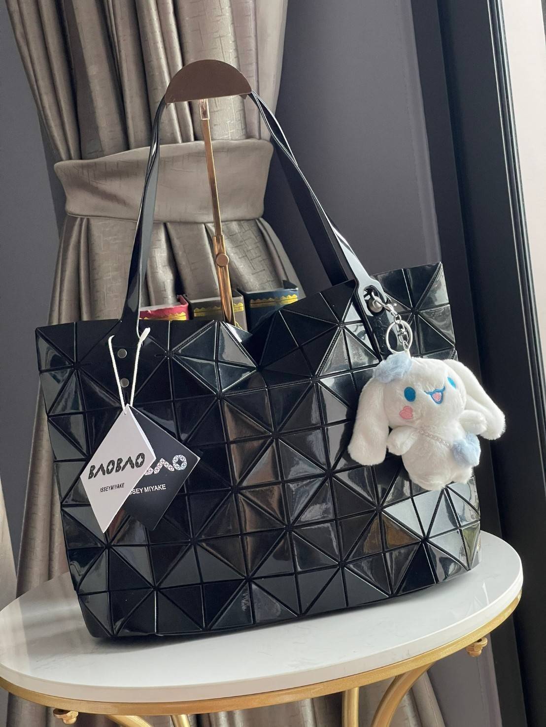 Bao Bao Issey Miyake ROCK MATTE ซีรีส์นี้จะเป็นทรงสี่เหลี่ยมผืนผ้า มีซิปปิดด้านบน ถือเป็นรุ่นที่เหมาะกับการใช้งานในชีวิตประจำวัน สามารถพับมุมและบริเวณด้านล่างของกระเป๋าเพื่อเพิ่มความสะดวกสบายในการใช้งาน ทั้งยังช่วยให้วางกระเป๋าในแนวตั้งได้อีกด้วย แผ่นต่อส