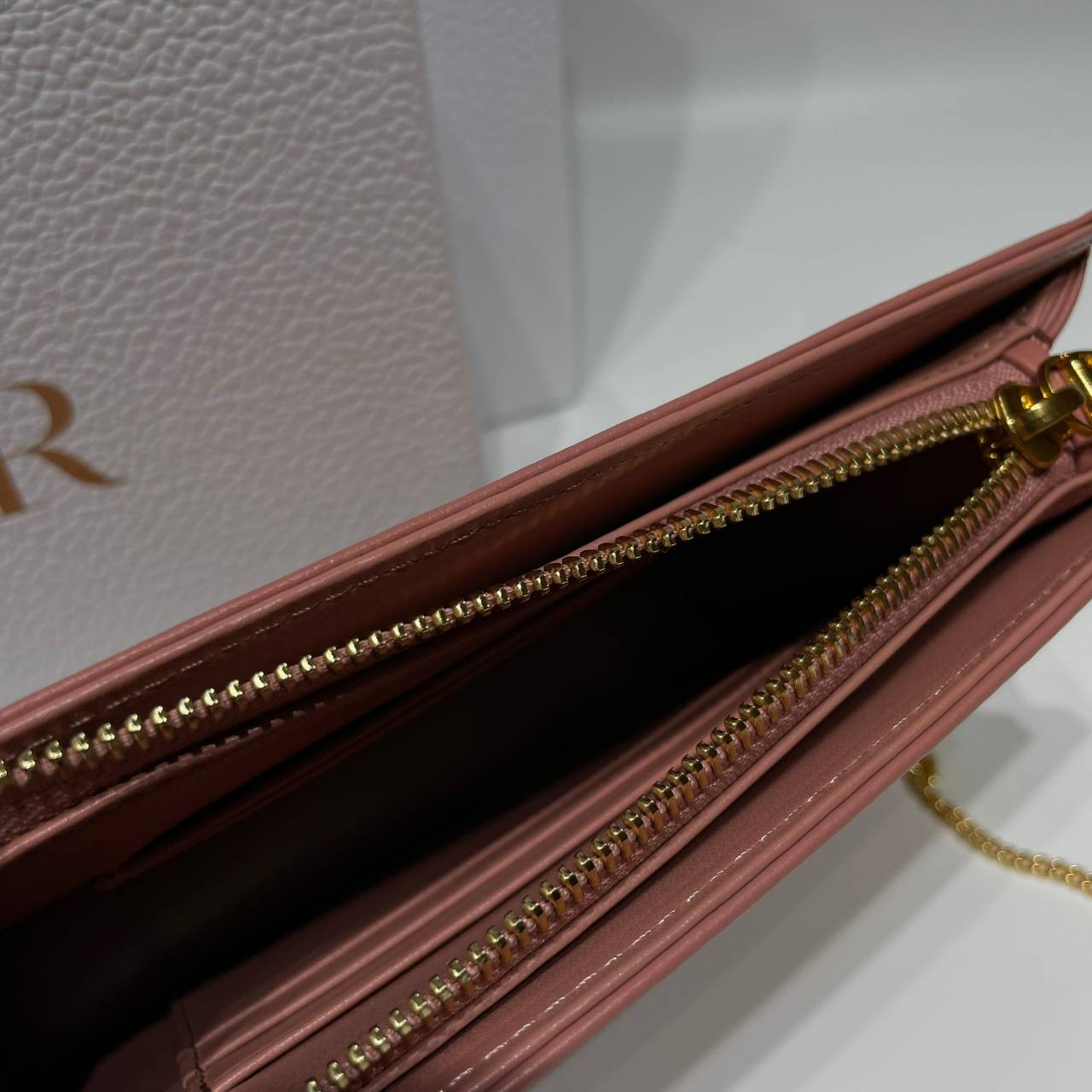 Caro Every Dior Pouch / Dior Clutch Bag Cloud Supple Cannage Leather กระเป๋าทรงคลัชพอช หนังแท้ ทรงเสนห์ผสมผสานดีไซน์ทันสมัยและใช้งานง่ายได้จริงหลายโอกาส เกรดท็อปออริ เทียบแท้ 1:1 ใช้งานต่างประเทศ