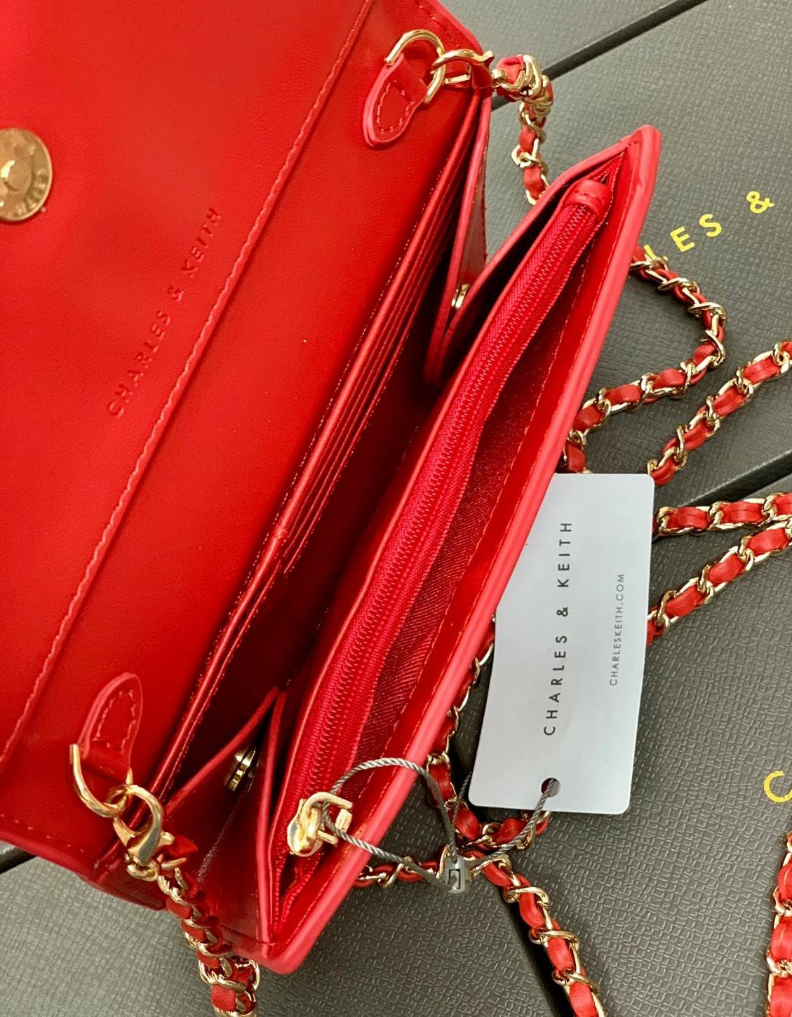CHARLES & KEITH BAG กลับมาอีกครั้ง รุ่นขายดีค่ะ...กระเป๋าสตางค์มีสายสำหรับสะพายข้างหรือแบบครอสบอดี้ร์ได้ค่ะ วัสดุหนังเรียบ ด้านหน้ามีอะไหล่โลโก้แบรนด์ เปิดปิดกระเป๋าแบบกระดุมแม่เหล็ก ภายในมีช่องใส่ธนบัตร สามารถใส่แบงค์พันได้ค่ะ มีช่องใส่บัตรต่างๆ ช่องซิปส