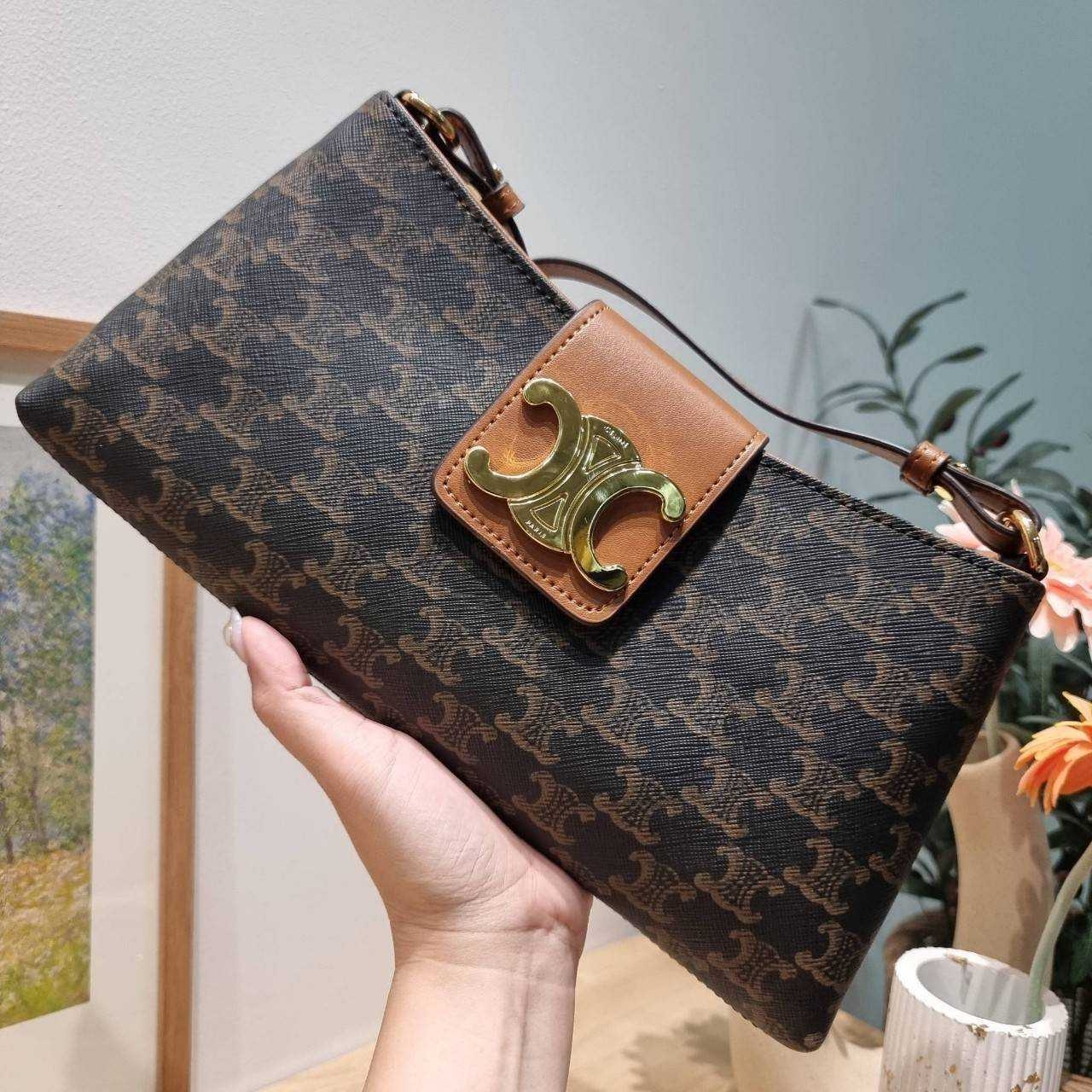 Celine wiltern bag กระเป๋าทรงพอชแบบตัวแม่ สวยมาก สวยแซ่บ ขนาดกำลังดี ใส่ของใส่มือถือได้ทุกรุ่น รูปทรงย้อนยุค สไตล์วินเทจลัคชู มีสายสะพายให้ถึง 2 แบบ สายหนังและสายโซ่ ดูแพงสุดๆ