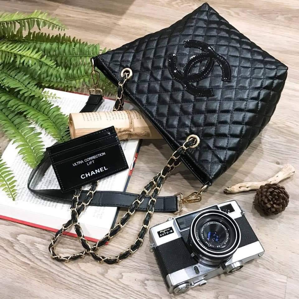 Chanel GWP Tote Bag With Chain New arrival! กระเป๋าสะพายทรง Tote VIP Gift With Purchase รุ่น Limited Edition VIP gift ของแท้จาก Chanel Perfume Counter วัสดุหนังเรียบลายตาราง ขนาดกำลังดี น้ำหนักเบา ด้านหน้ามีโลโก้ เปิดปิดด้วยกระดุมแม่เหล็ก ภายในมีโลโก้ และ