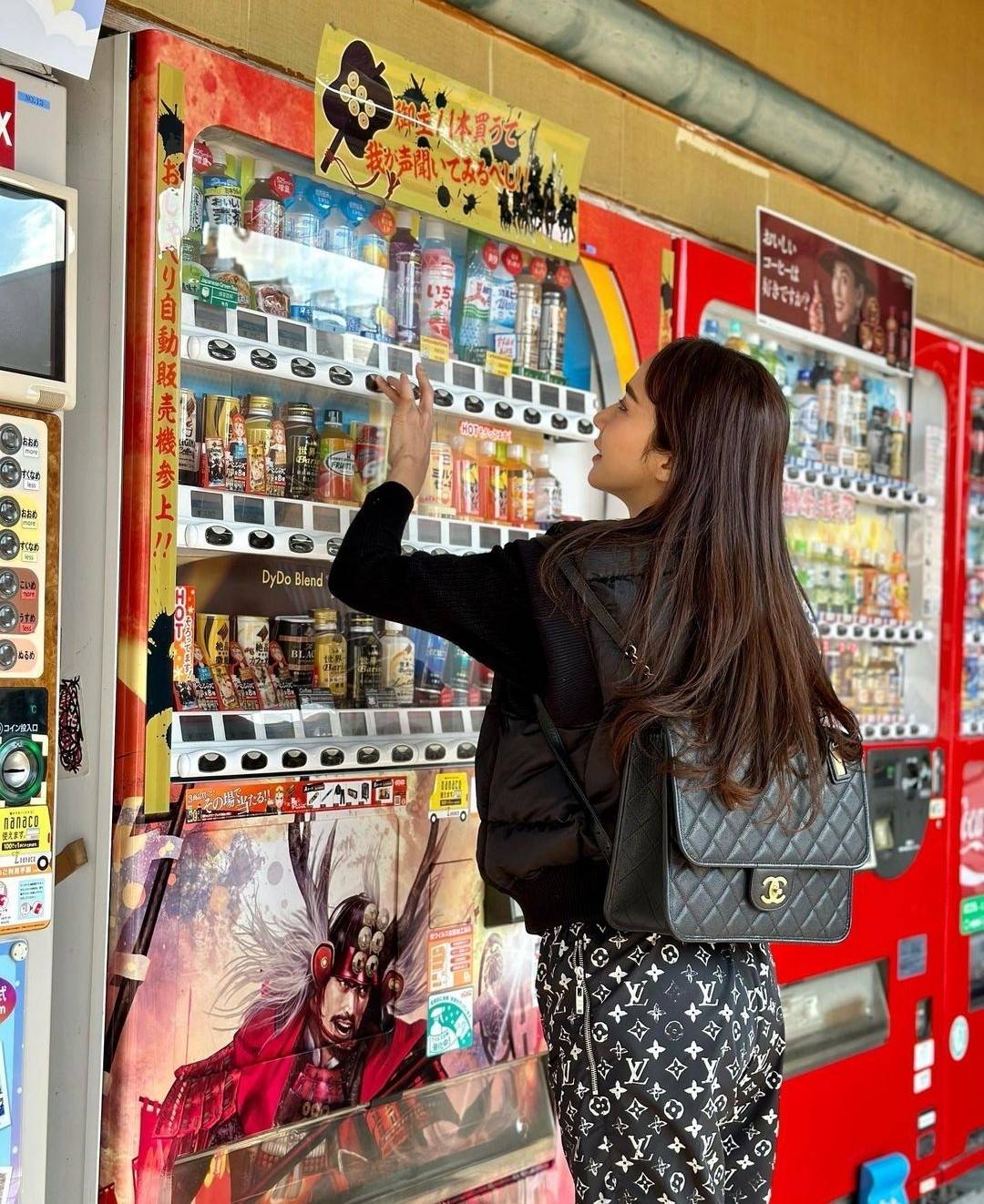 Chanel 22k backpack ที่สุดของไอเท็มที่ตัวแม่ยังต้องมี กับกระเป๋าสะพายทรงเป้ ดีไซน์สุดชิค รูปทรงสวยเป็นเอกลักษณ์ ใบใหญ่จุของคุ้ม สะพายออกทริปไปเที่ยวได้สบายๆ วัสดุหนังลายคาเวียร์ ผิวสัมผัสดี