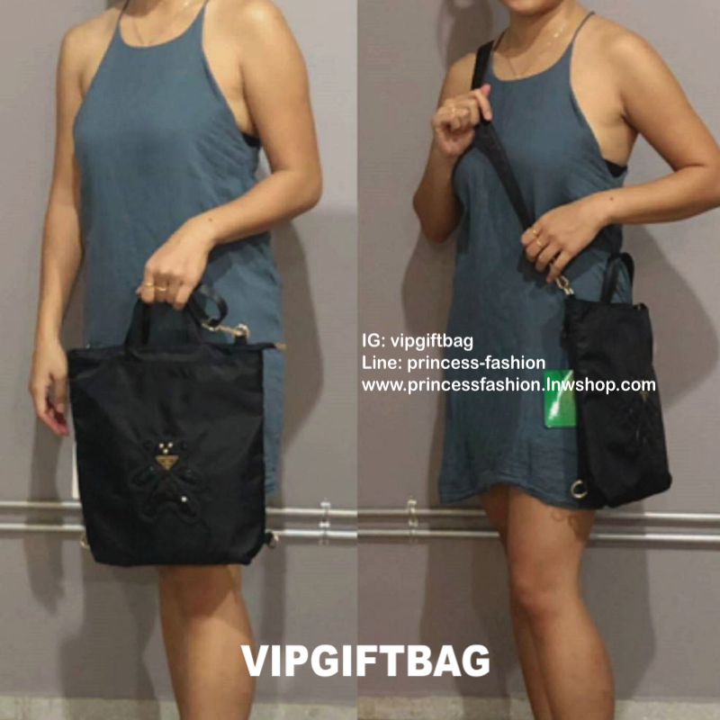 กระเป๋าสะพาย ทรง TOTE จากแบรนด์ PRADA มาค่า ตัวกระเป๋าเป็น nylon ทั้งใบ สะพายเป็น shoulder bag หรือถือได้ค่ะหรือสะพายเป็นเป้ก้ยังได้ ด้านหน้าเป็นลายหมี ปักกลิ้ตเตอร์ + logo brand ใช้แล้วสวยมากๆ อะไหล่ทองหรูมาก จุของคุ้ม ใส่หนังสือหรือของจุกจิกก็ไ้ด้หมด สว