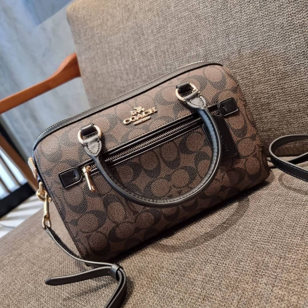 COACH F83607 ROWAN SATCHEL IN SIGNATURE CANVAS กระเป๋าทรงหมอนยอดฮิต คลาสสิคใช้งานได้ไม่มีเบื่อ มาครบสีขายดี ด้วยรูปทรงสวยงาม และใช้งานได้อย่างกระฉับกระเฉง วัสดุหนังแคนวาสเคลือบลาย ทนทาน ภายในโล่งกว้าง มีช่องซิปและแบ่งสัดส่วนได้ลงตัว บอกเลยว่าสาวๆพลาดไม่ได