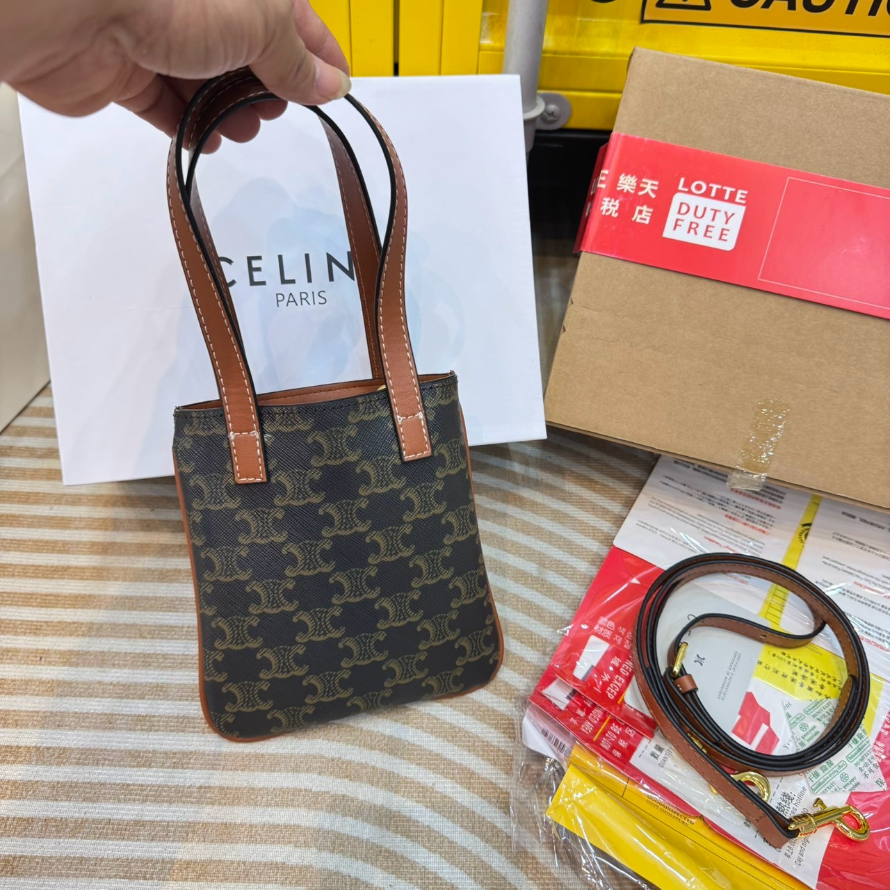 CELINE MICRO CABAS in Triomphe canvas and Leather กระเป๋าโท้ทมินิไมโครไซส์ กะทัดรัดปุ๊กปิ๊ก ฮอตสุดในเกาหลี ดีไซน์สุดคลาสสิค โดดเด่นด้วยโลโก้หน้าไซส์จัมโบ้