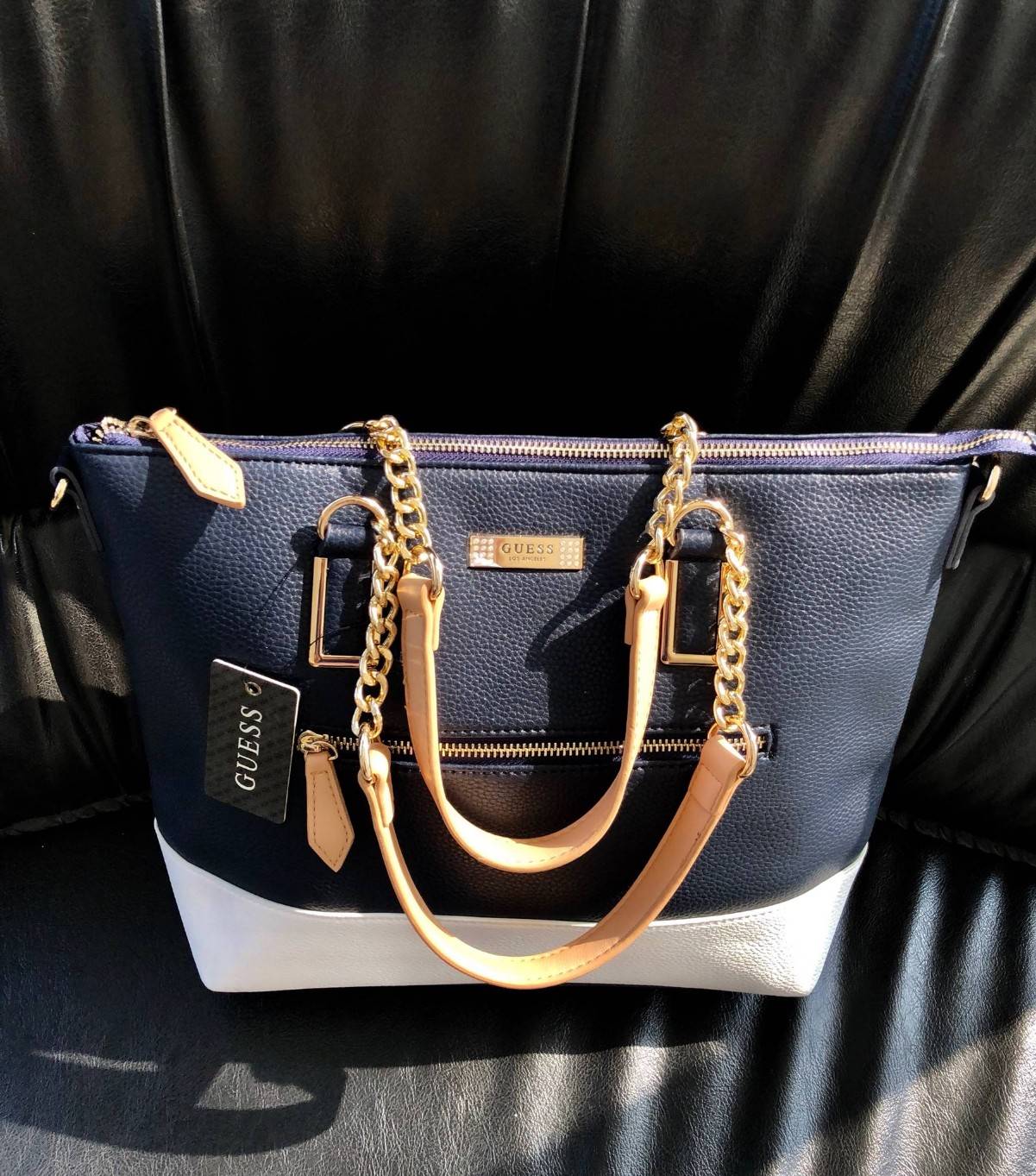 GUESS PU HANDBAG//SHOULDERBAG สินค้าเข้าใหม่!! กระเป๋าถือ/คล้องแขนหรือสะพายข้าง วัสดุหนังนิ่ม น้ำหนักเบา น่าใช้ ด้านหน้าติดอะไหล่โลโก้แบรนด์ประดับเม็ดคริสตัลหรู เปิดปิดกระเป๋าแบบซิป ภายในโล่ง ใส่ของจุ มีช่องซิปและช่องเล็กใส่ของจุกจิก หูหิ้วแบบโซ่ต่อหนังสว