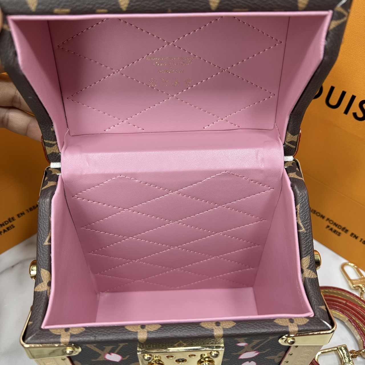 ORI หนังแท้ | LV x TM Camera Box Sakura Brown กระเป๋าสะพายทรงกล่องดีไซน์ขนาดเล็กพกพาสนุก ลายพิมพ์ดอกซากุระมีชีวิตชีวากับสไตล์เป็นเอกลักษณ์ เปี่ยมไปด้วยพลังและหรูหรา
