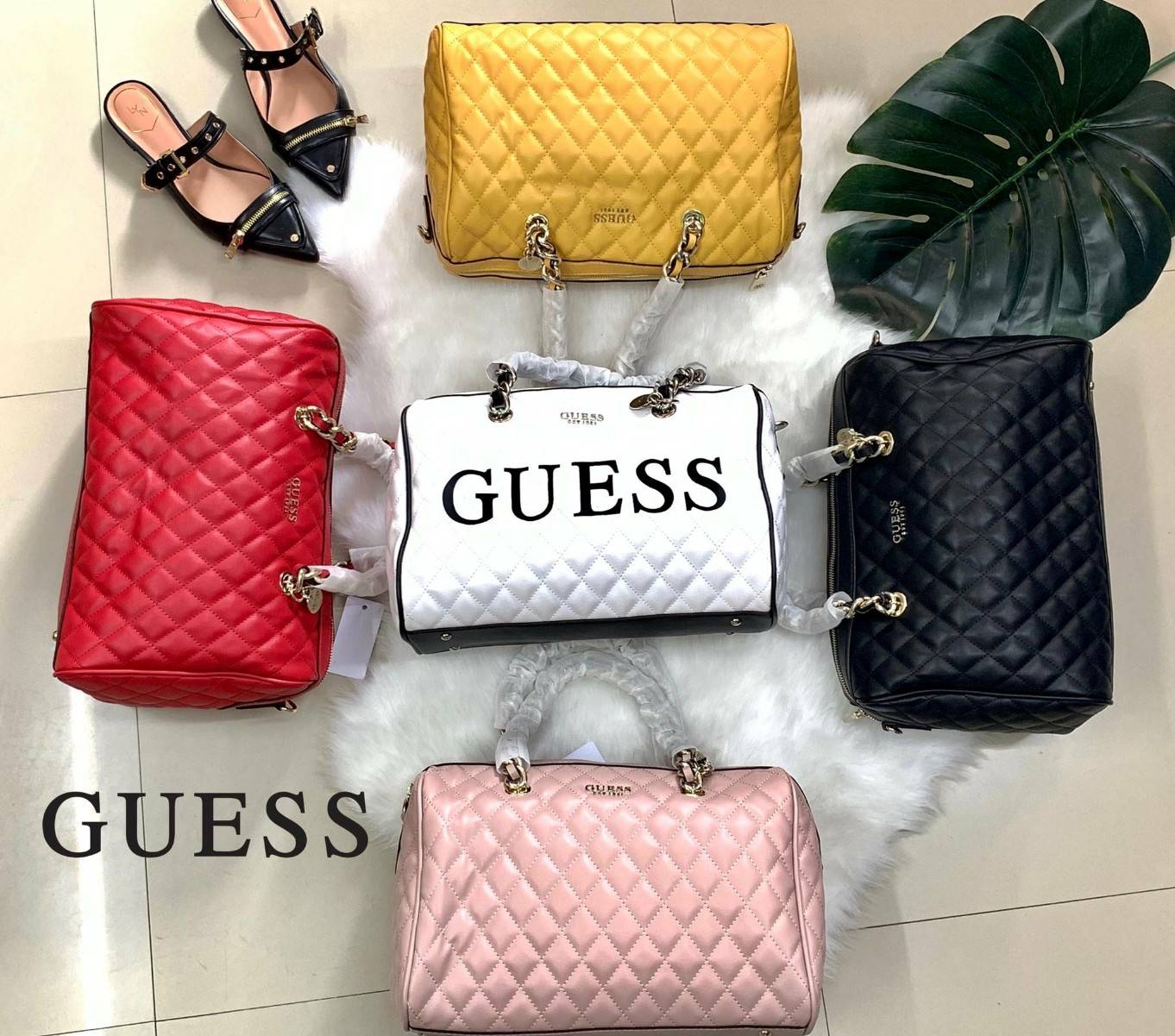 GUESS WOMEN’S BOWLING BAG กระเป๋าถือ//คล้องมือ//สะพายข้างได้ ทรงหมอน วัสดุหนังลายนวม หนังนิ่มมือดีมากๆค่ะ ด้านหน้ามีอะไหล่แบรนด์ เปิดปิดกระเป๋าแบบซิป ง่ายต่อการใช้งานค่ะ ภายในโล่ง กว้าง ใส่ของได้จุ มีช่องซิปและช่องเล็กใส่ของจุกจิกนะค่ะ ด้านหลังมีช่องซิปใส