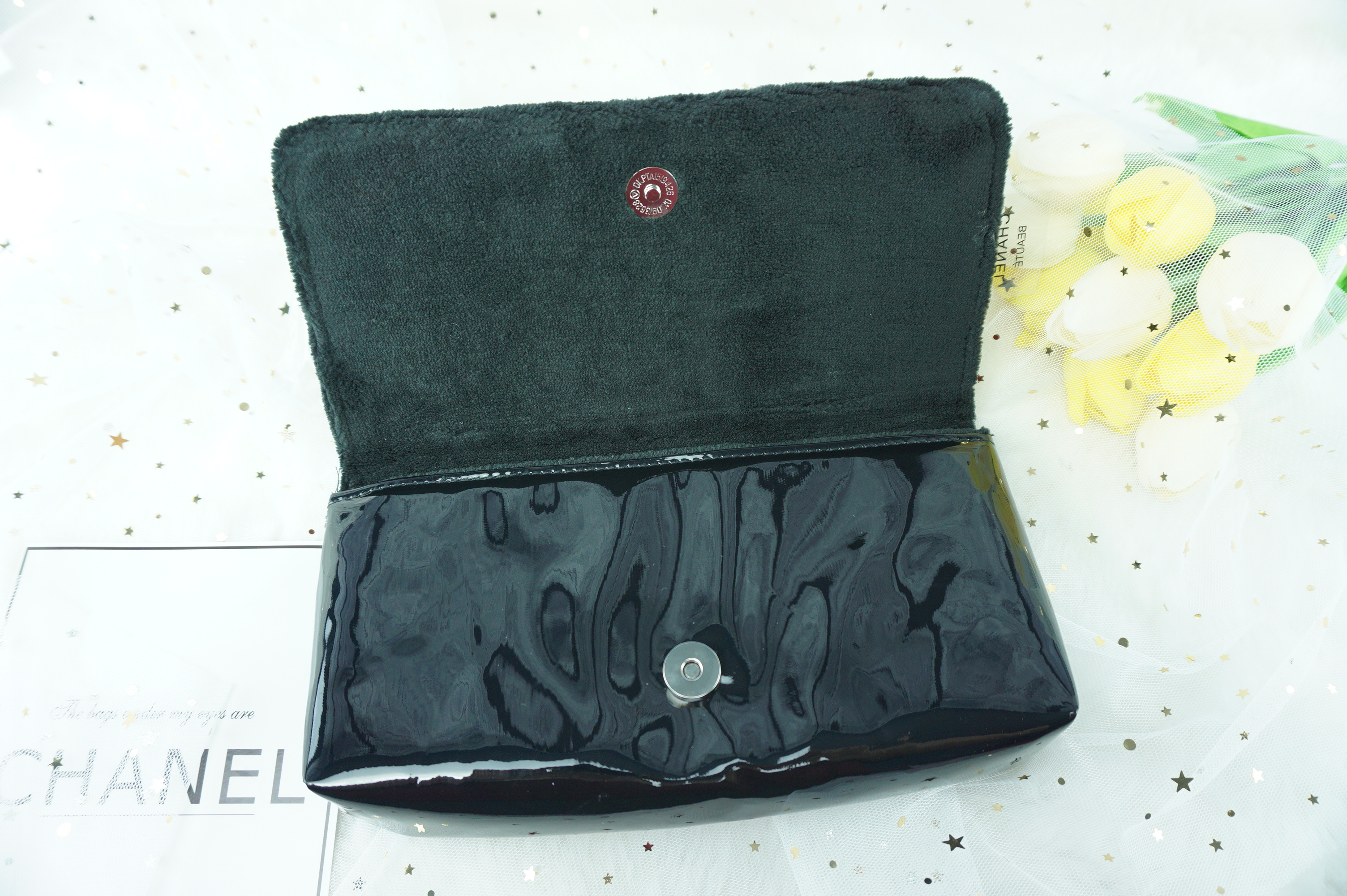 Chanel clutch & shoulder bag งานพรีเมี่ยมกิ้ฟจากเคาเตอร์ต่างประเทศ จากแบรนด์ Chanel ของแท้ไม่ใช่เกรดก้อป เป็นกระเป๋าหนังแก้วเงา ตามแบบฉบับของแบรนด์ ตัวกระเป๋าขนาดกำลังดี ใส่มือถือได้ทุกรุ่น สามารถเก็บสายถือเป็นคลัชออกงานได้ หรือสะพายไหล่ได้