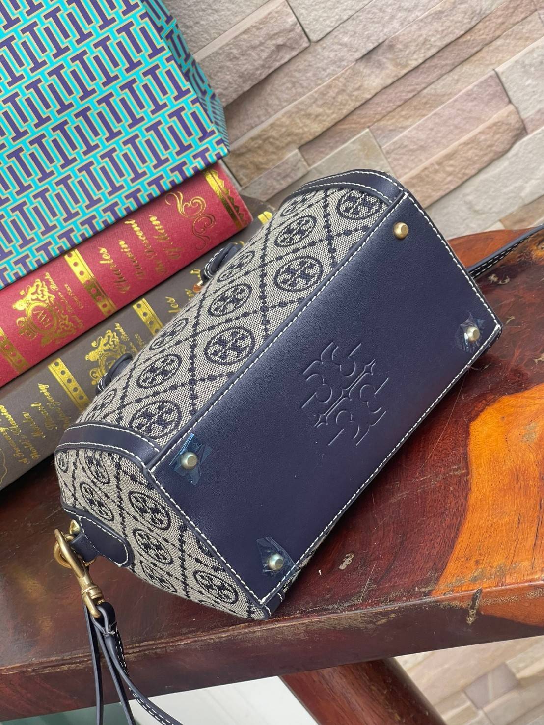 small: Tory burch T Monograme Jacquaed Mini Duffle Bag เป็นทรงกระเป๋าที่มีความฮอตฮิตตลอดกาล ด้วยรูปทรงคลาสสิคและเหมาะใช้งานเข้ากับทุกสถานการณ์ ไม่ว่าจะเป็นกระเป๋าสะพายไหล่ เพิ่มความคล่องตัวและเข้าได้กับทุกลุค ไม่ว่าจะเป็นวันสบายๆ หรือวันที่ต้องออกไปทำกิจก