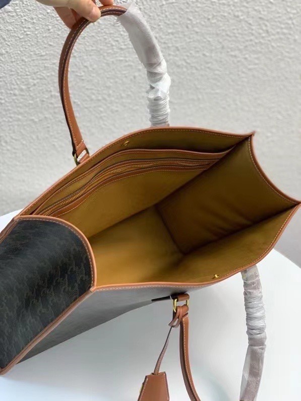 หนังแท้ CELINE HORIZONTAL CABAS IN TRIOMPHE CANVAS AND CALFSKIN / CELINE TOTE พร้อมส่งที่ไทย กระเป๋าโท้ทใบใหญ่ งานหนังแท้ CALFSKIN ทั้งใบ ใช้หนังเยอะมาก ราคานี้คุ้มมากค่ะ ภายในโล่งกว้าง จุของได้เยอะ ภาพสินค้าถ่ายจากงานขายจริง ใช้งานต่างประเทศได้