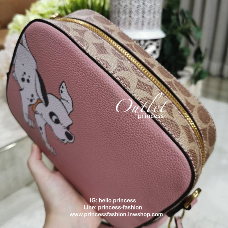 DISNEY X COACH Crossbody Bag 2019 New collection & Limited collection กระเป๋าสะพายขนาดกำลังน่ารัก วางอยู่ทรง วัสดุหนัง ลายตัวการ์ตูน Disney 3 charactors เปิดปิดด้วยซิป ภายในโล่ง ใส่ wallet ยาว มือถือได้ทุกรุ่นมีช่องเล็ก และช่องซิป พร้อมสายสะพายยาว ถอด ปรั