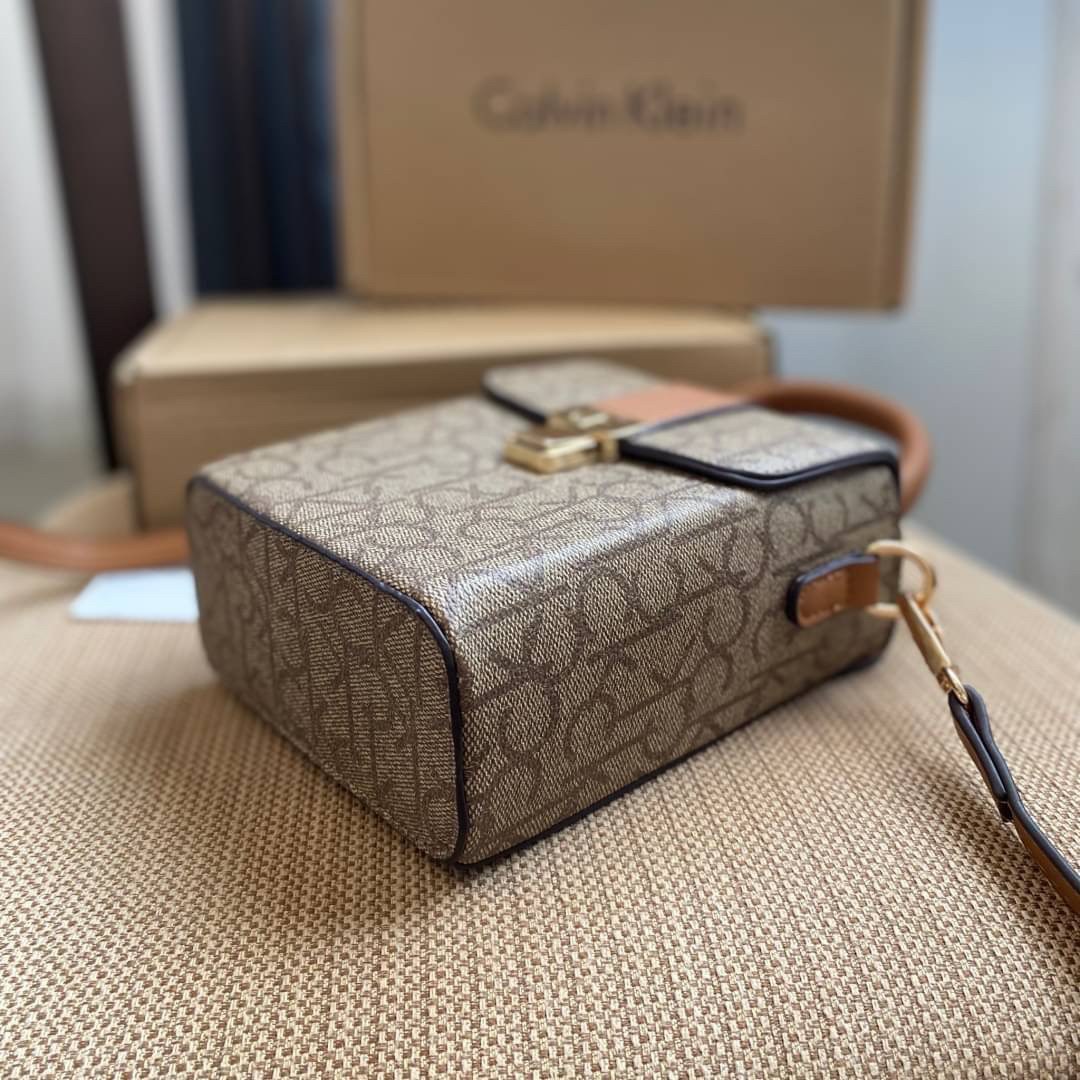 CALVIN KLEIN JEANS crossbody bag กระเป๋าถือหรือสะพาย ลายซิกเนเจอร์แบรนด์ทั้งใบ มีหูจับสำหรับถือ เปิด-ปิดกระเป๋าด้วยกระดุมแม่เหล็ก ด้านในโล่งกว้างมีช่องเล็กและช่องซิปสำหรับใส่ของจุกจิก ซับในลายแบรนด์อย่างดี มาพร้อมสายสะพายยาวปรับระดับได้ สามารถใช้ได้หลากหล