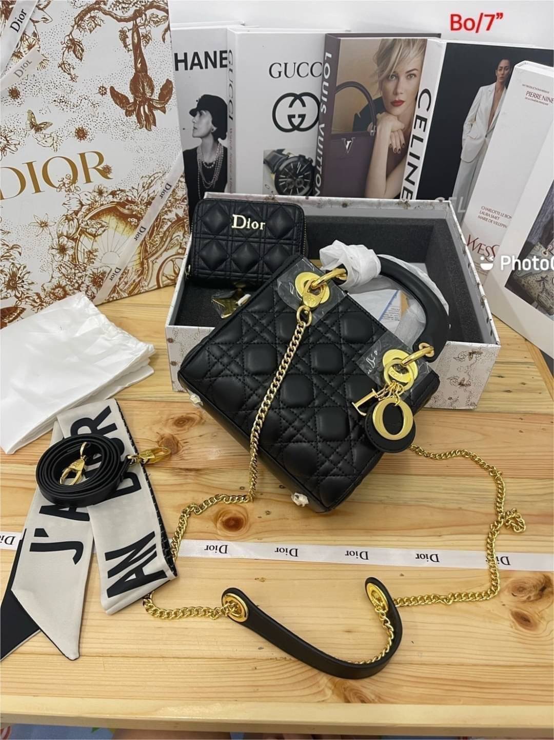 DIOR SET BAG / DIOR CD LADY BAG / CD LIMITED EDITION GIFT BOX WITH GOLD STAR BOUTIQUE SET พร้อมเสิร์ฟครบชุด น่ารักมากค่ะ ดีไซน์เรียบง่าย แต่แฝงไปด้วยความหรูหรา ทรงกล่องคลาสสิค มีหูจับในตัวและสายครอสบอดี้สุดเลิศ