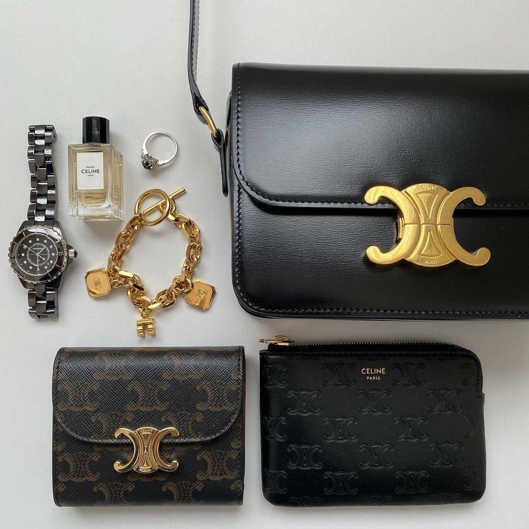 CELINE SHORT WALLET VIP GIFT WITH PURCHASE (GWP) พรีเมี่ยมกิ๊ฟ Limited จาก CELINE HAUTE PARFUME DUTYFREE COUNTER วัสดุ Triomphe Canvas หนังสวยอยู่ทรงปั้มโลโก้ด้านหน้าเปิดปิดฝาพับกระดุม ภายในมีช่องแบ่งหลายช่อง มีช่องใส่บัตรหลายช่อง ช่องใส่เหรียญ ช่องใส่ธนบ